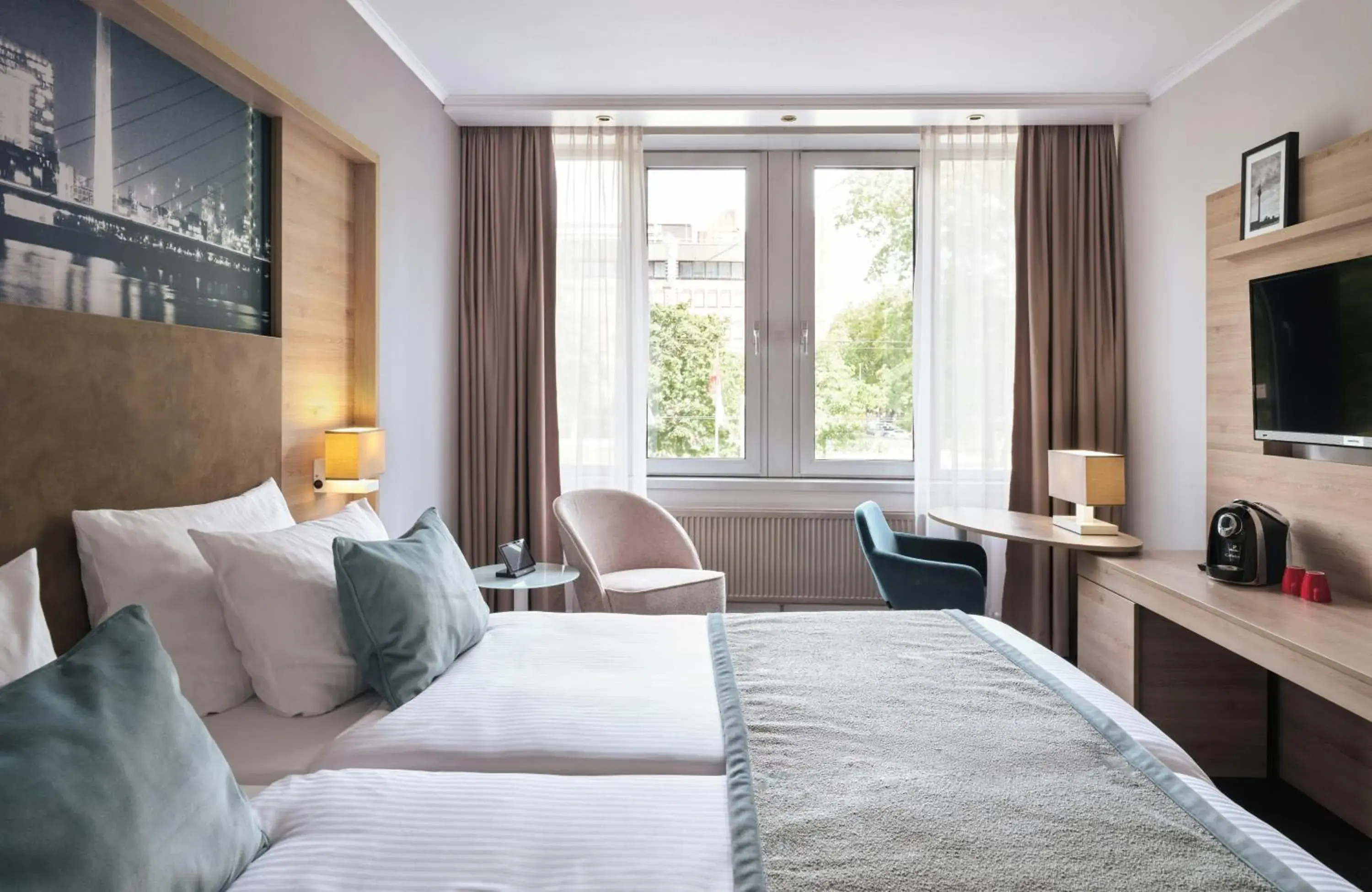 Photo of the whole room, Bed in Leonardo Royal Hotel Düsseldorf Königsallee Photo of the whole room, Bed in Leonardo Royal Hotel Düsseldorf Königsallee