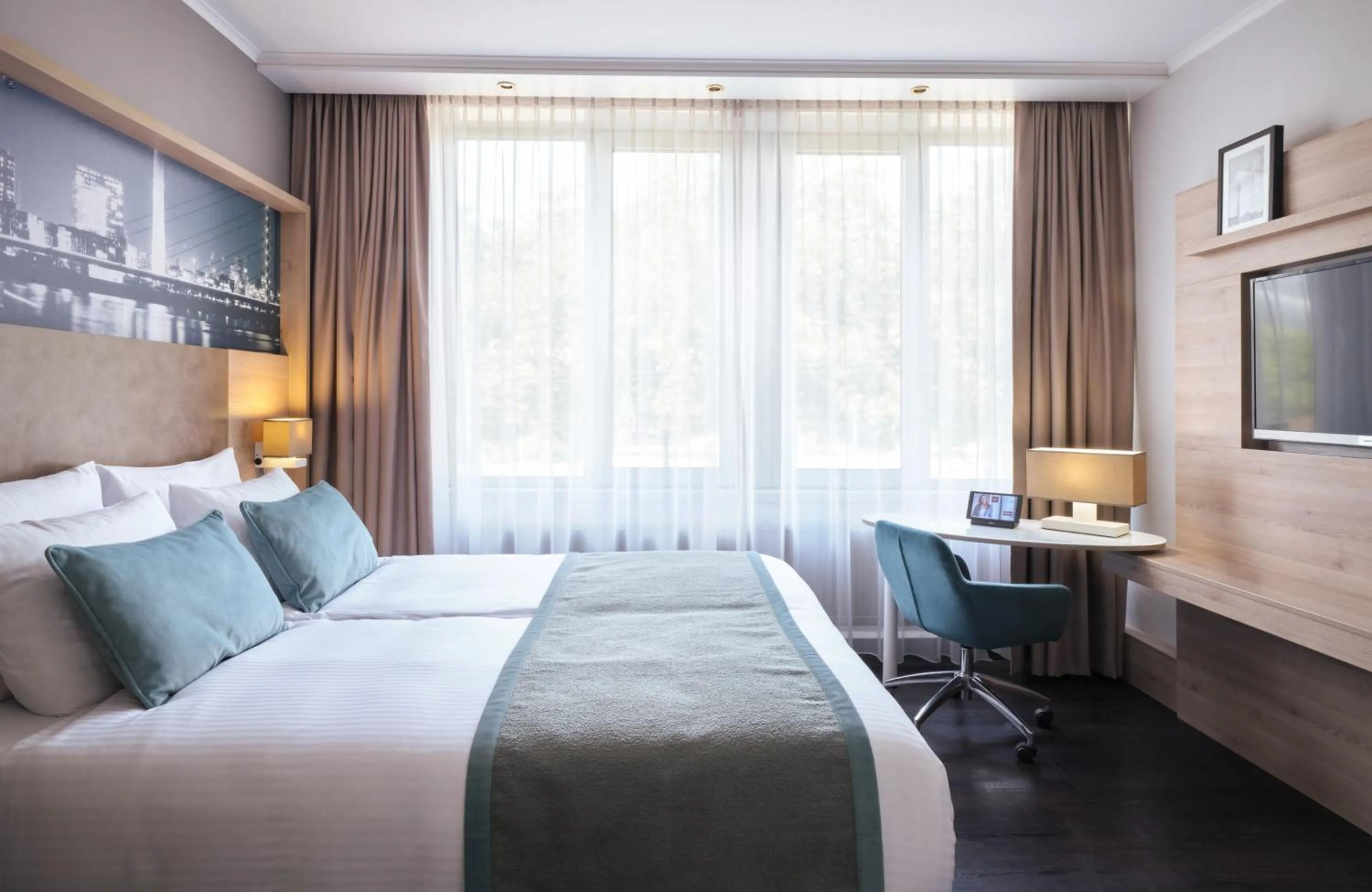 Photo of the whole room, Bed in Leonardo Royal Hotel Düsseldorf Königsallee