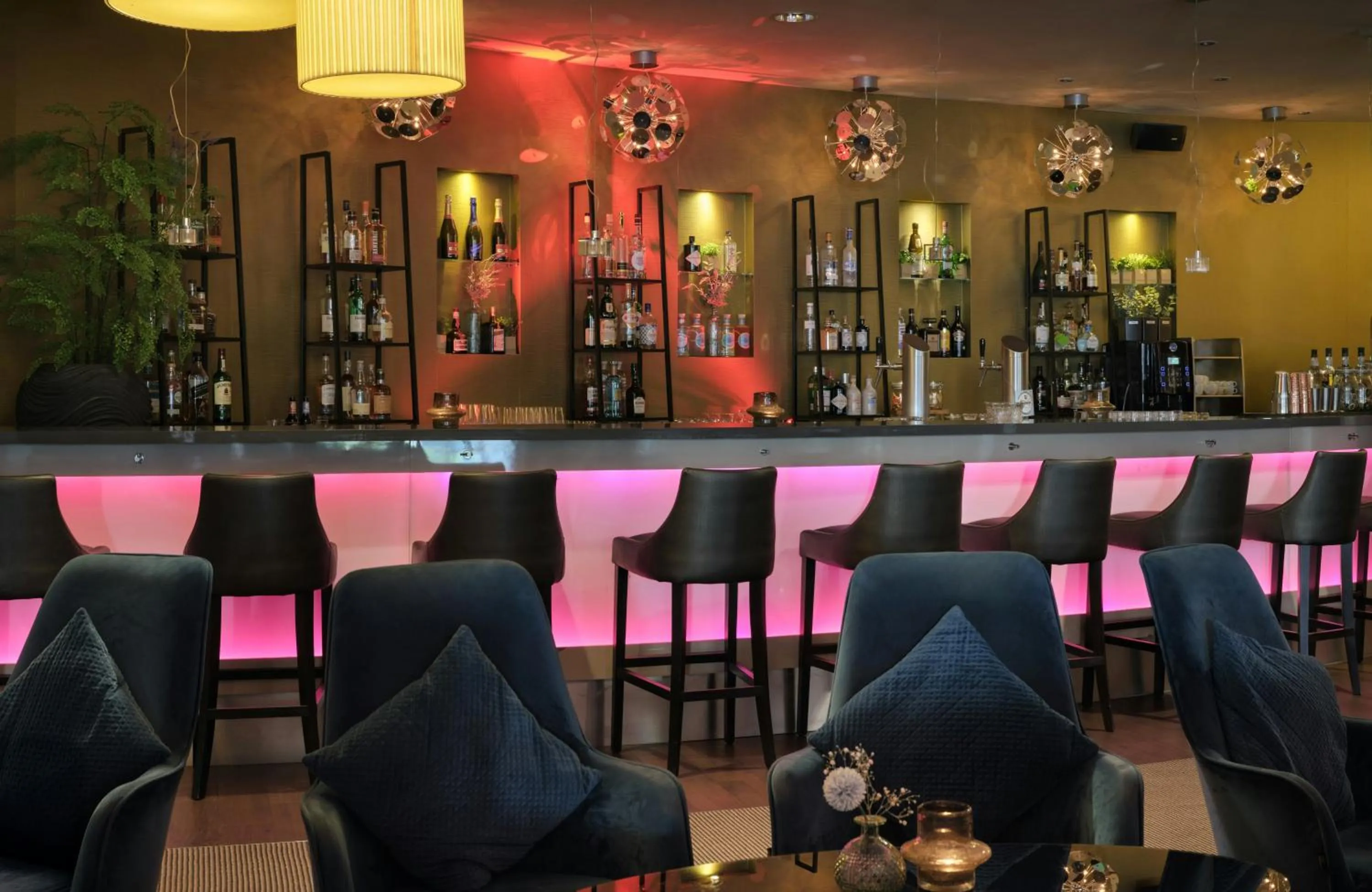 Lounge or bar in Leonardo Royal Hotel Düsseldorf Königsallee