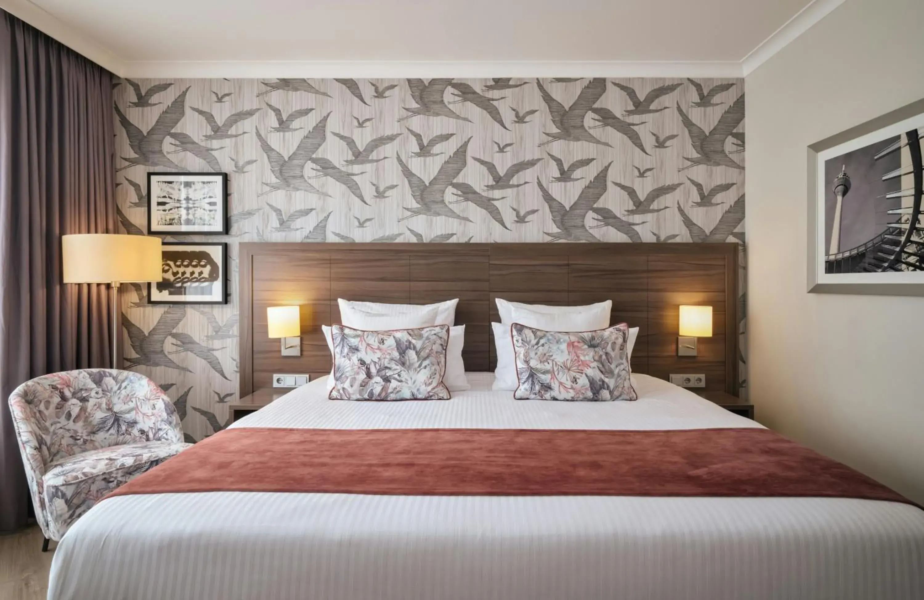 Photo of the whole room, Bed in Leonardo Royal Hotel Düsseldorf Königsallee Photo of the whole room, Bed in Leonardo Royal Hotel Düsseldorf Königsallee