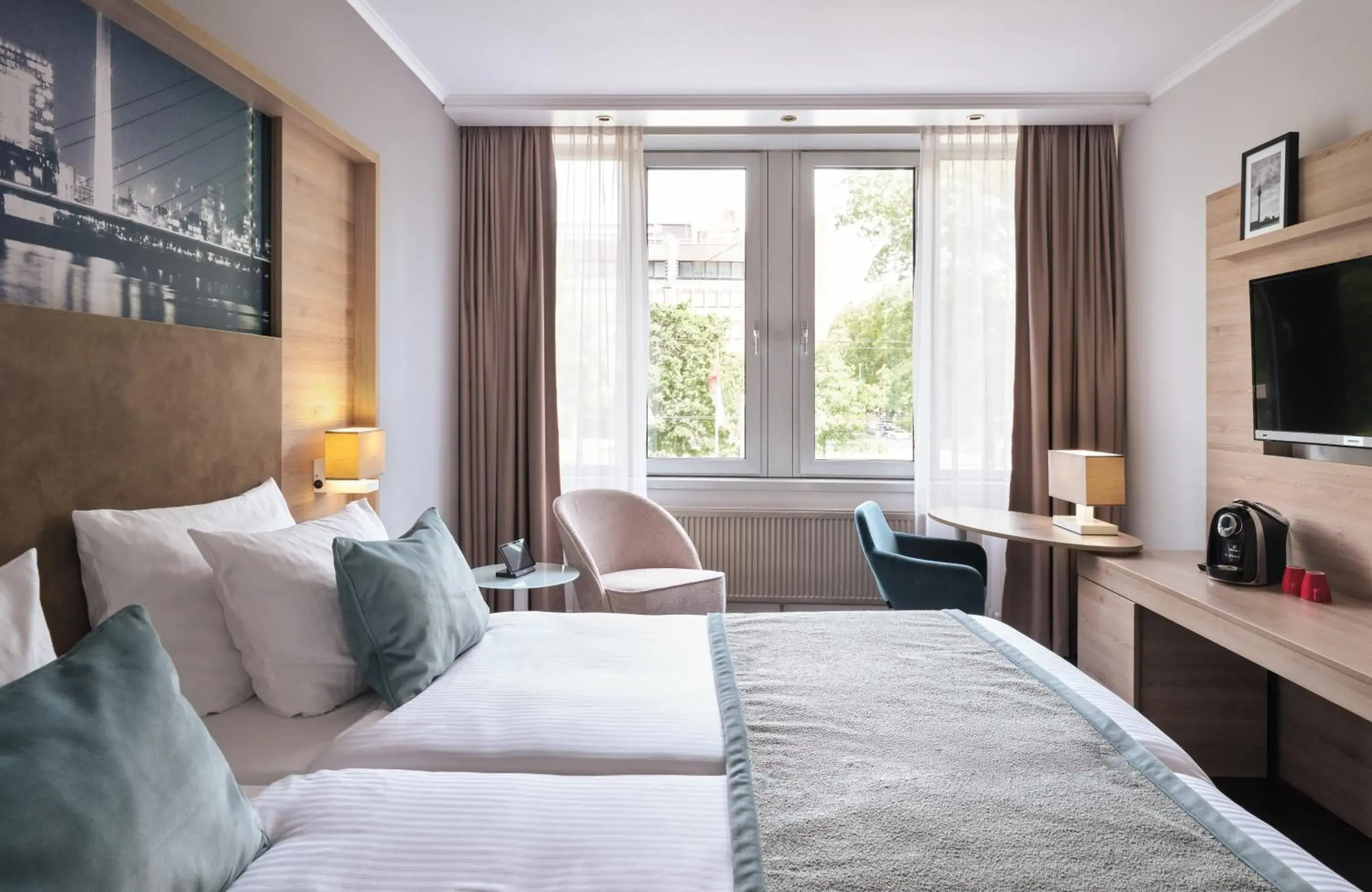 Photo of the whole room, Bed in Leonardo Royal Hotel Düsseldorf Königsallee Photo of the whole room, Bed in Leonardo Royal Hotel Düsseldorf Königsallee