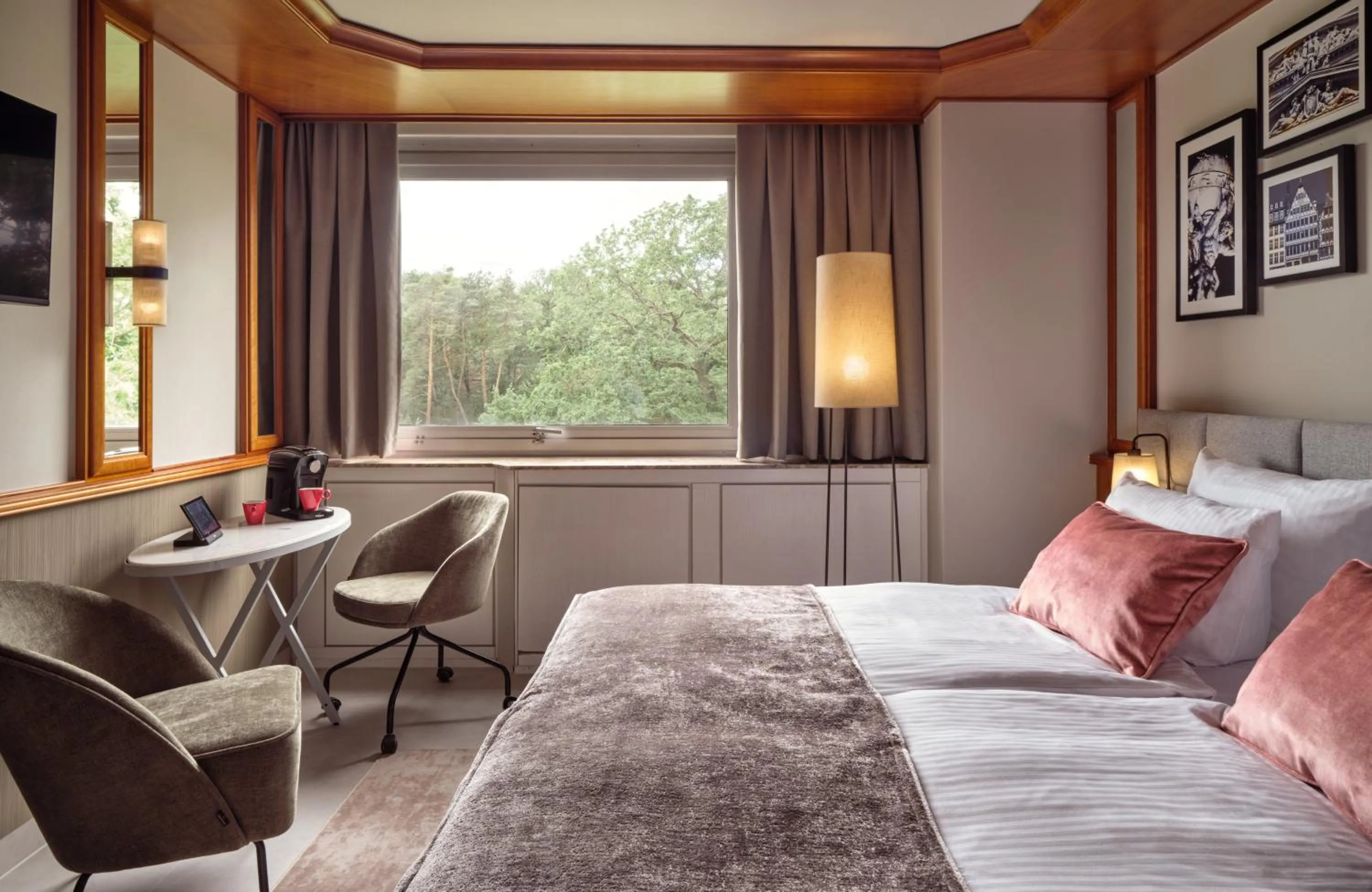 Bedroom, Bed in Leonardo Hotel Frankfurt City South