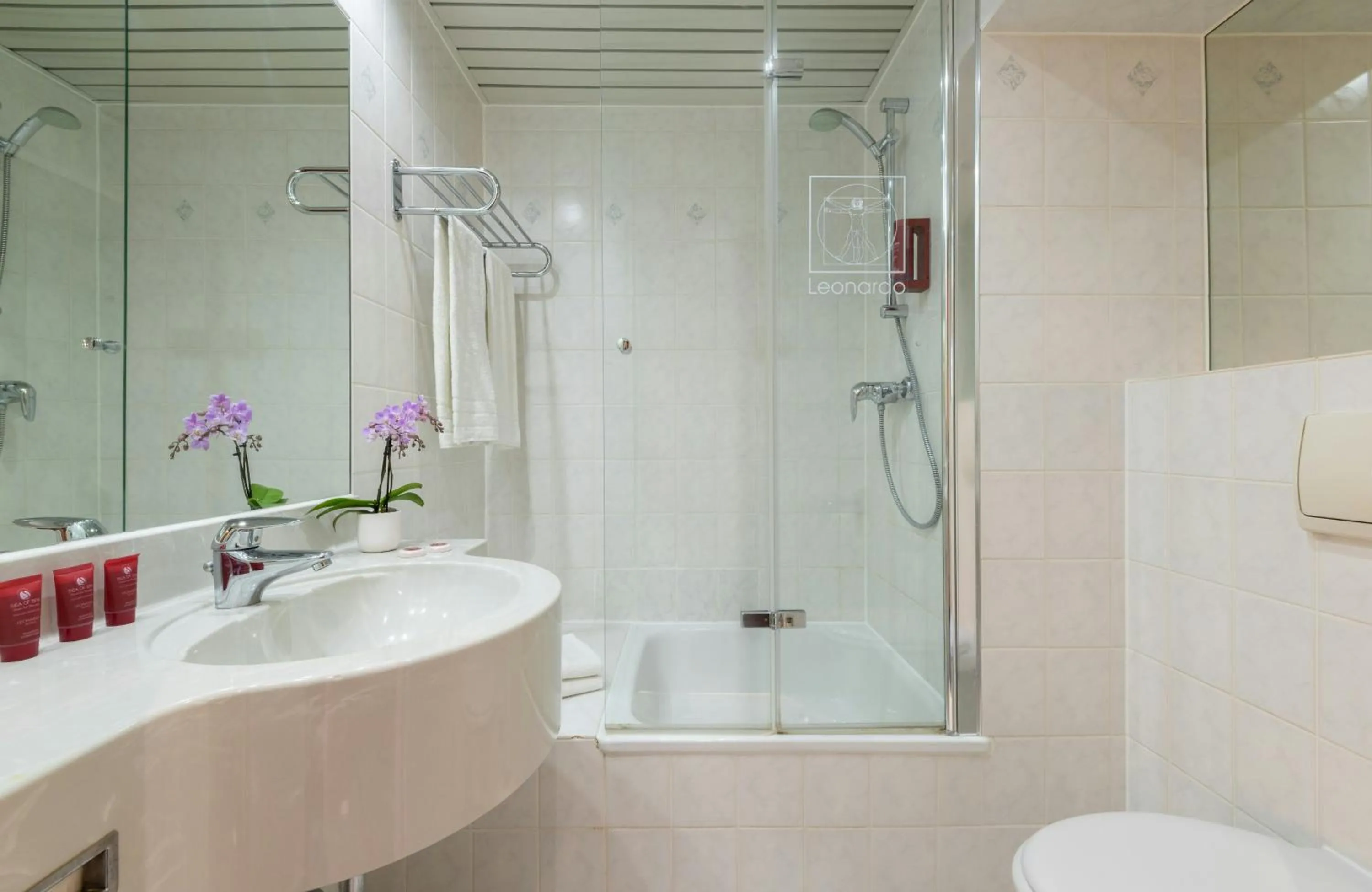 Bathroom in Leonardo Hotel Frankfurt City South