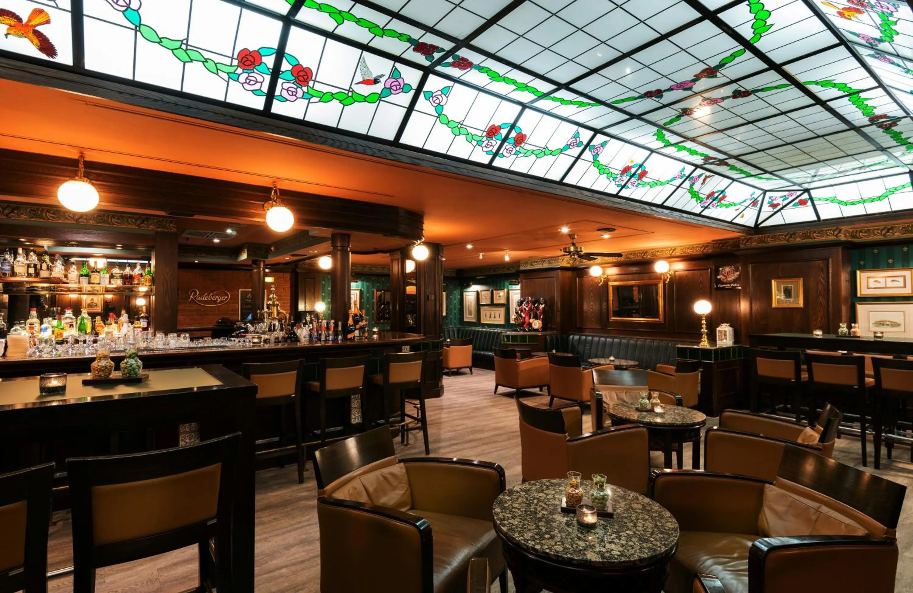 Lounge or bar in Leonardo Hotel Frankfurt City South