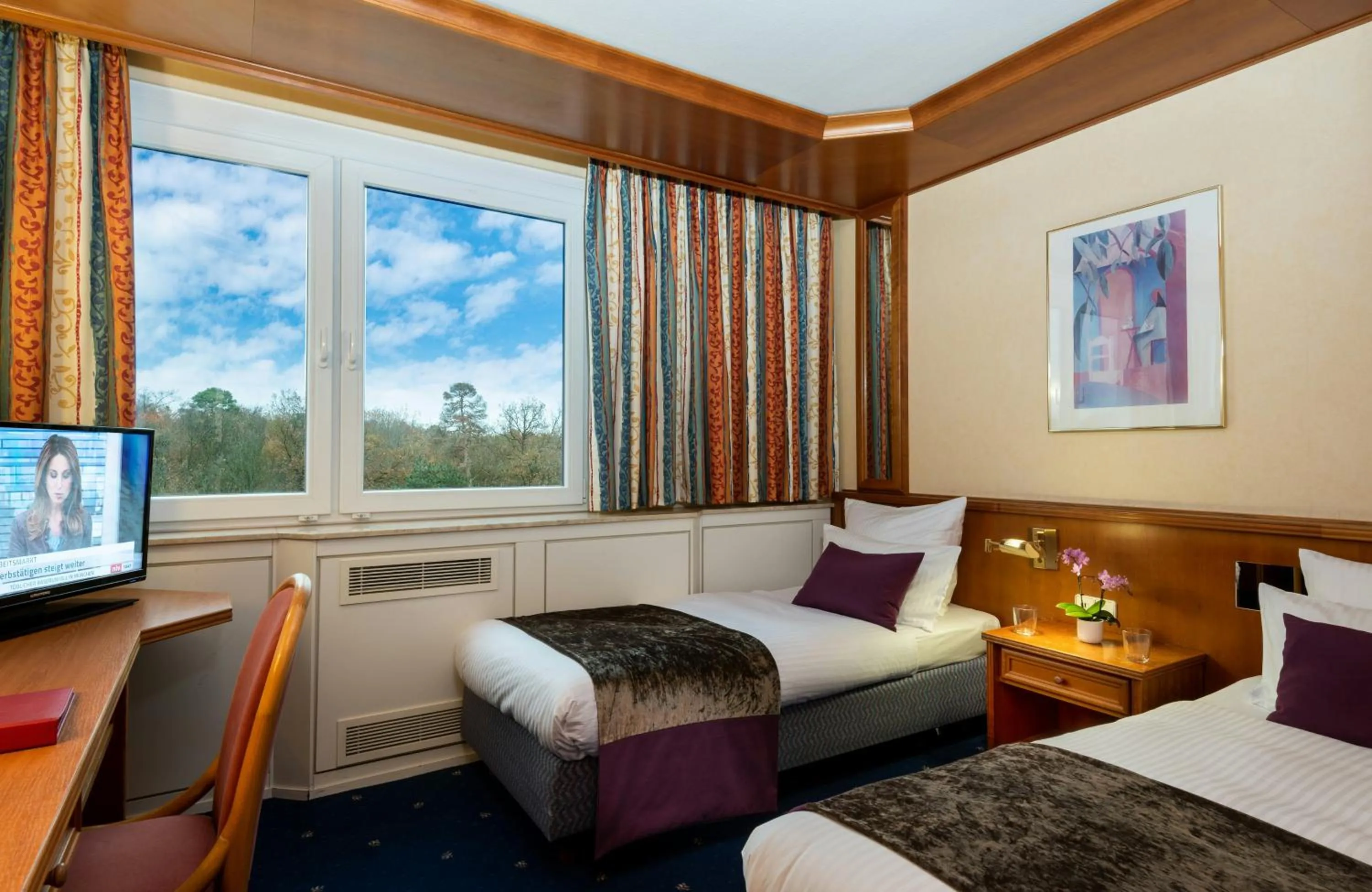 Photo of the whole room, Bed in Leonardo Hotel Frankfurt City South