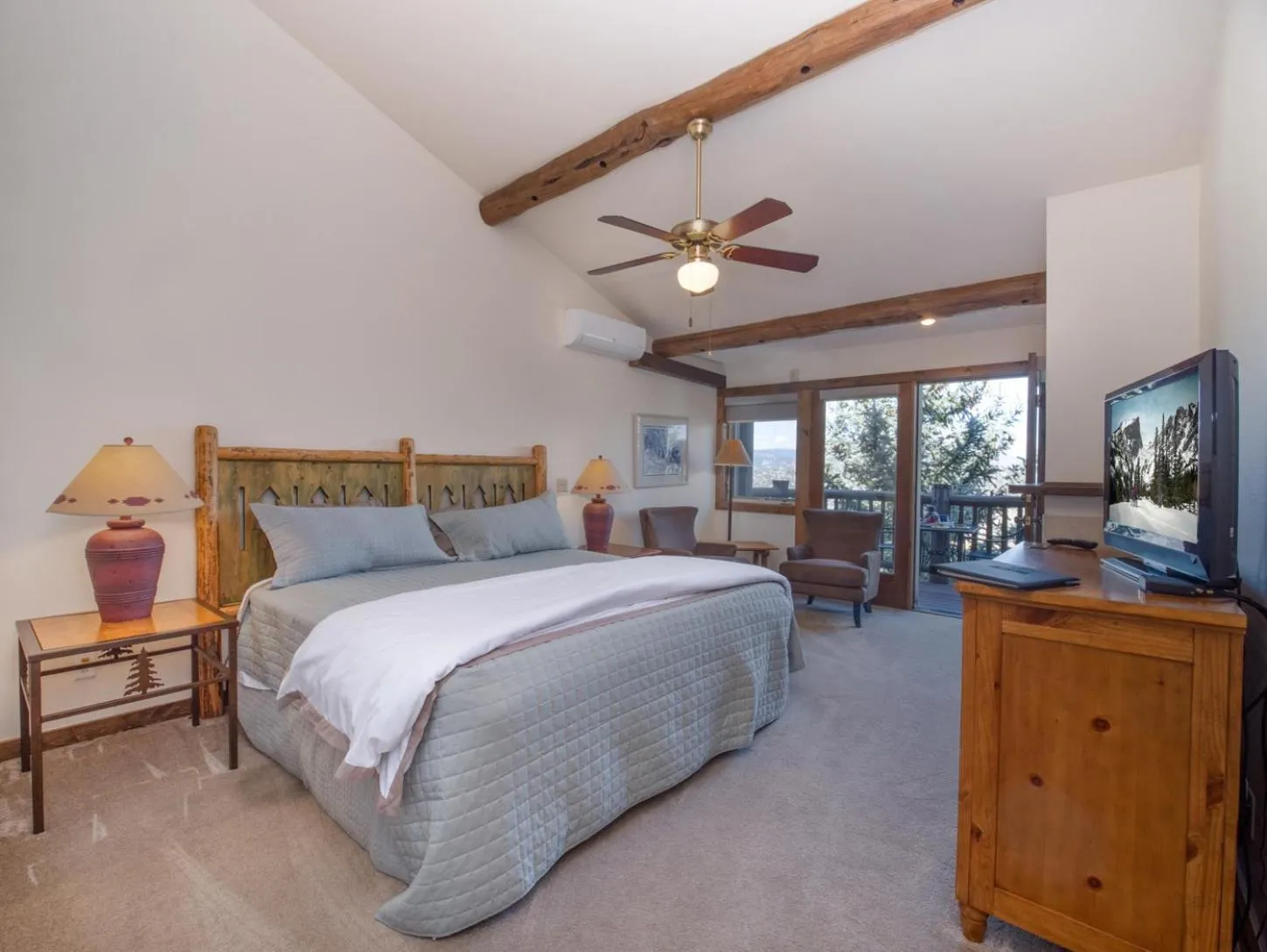 Bed in Taharaa Mountain Lodge