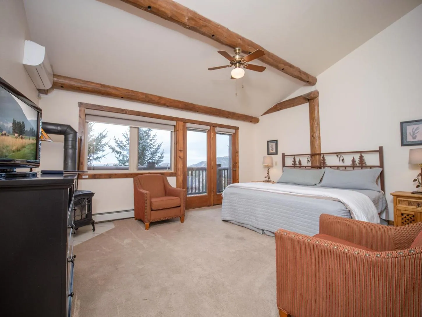 Bed in Taharaa Mountain Lodge