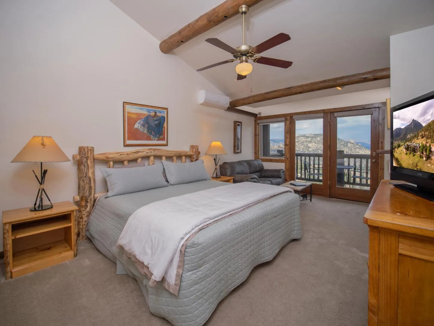 Bed in Taharaa Mountain Lodge