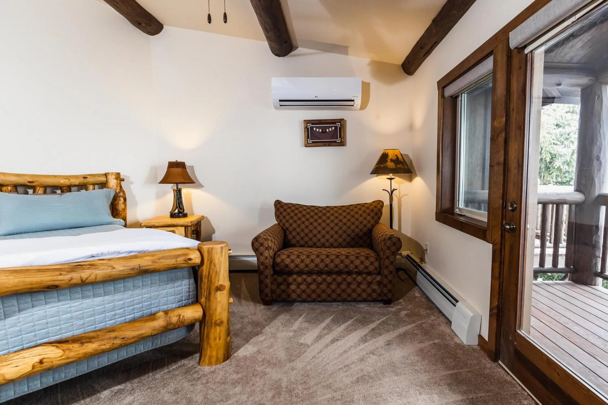 Bed in Taharaa Mountain Lodge