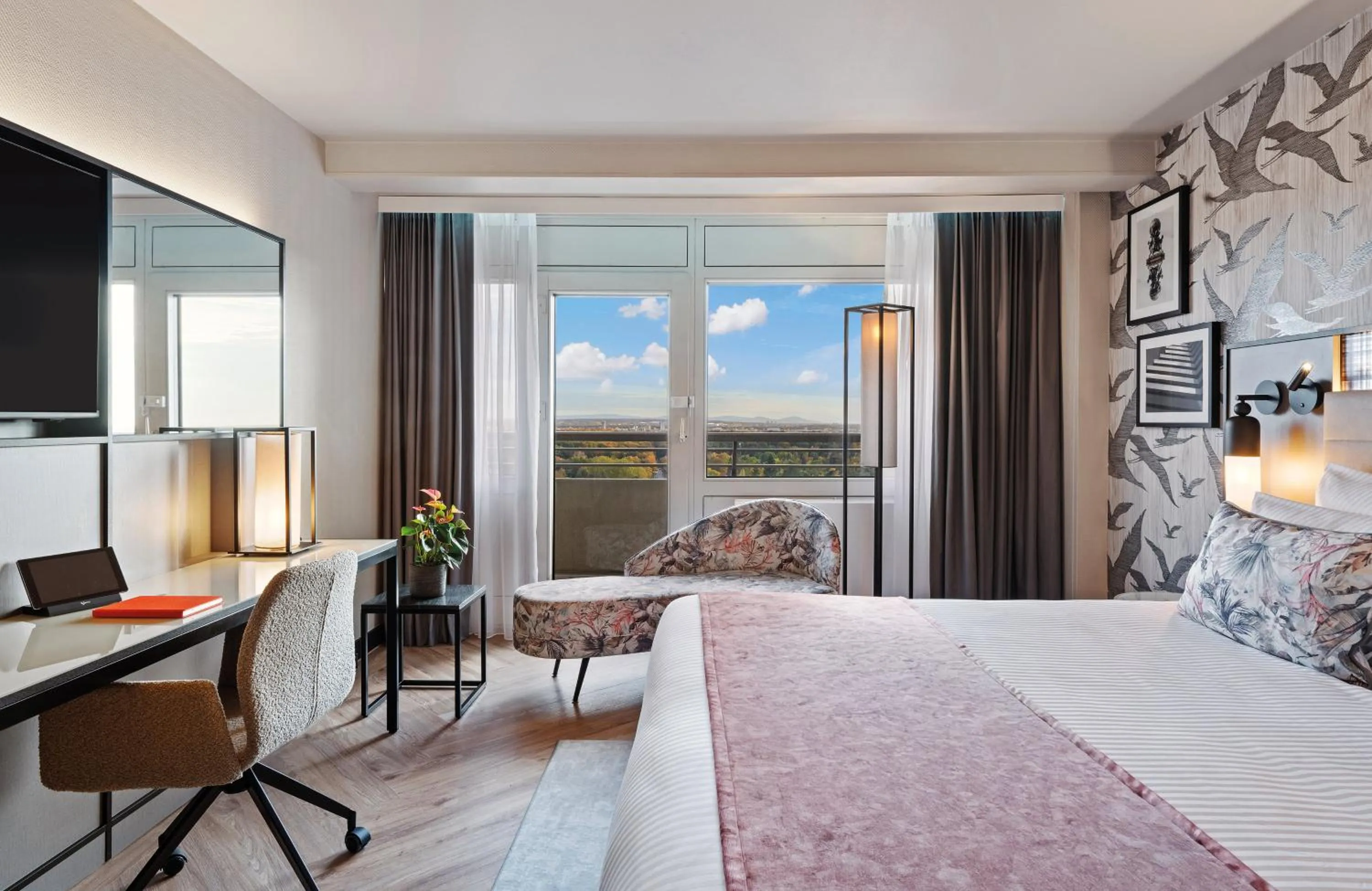 Photo of the whole room, Bed in Leonardo Royal Hotel Frankfurt