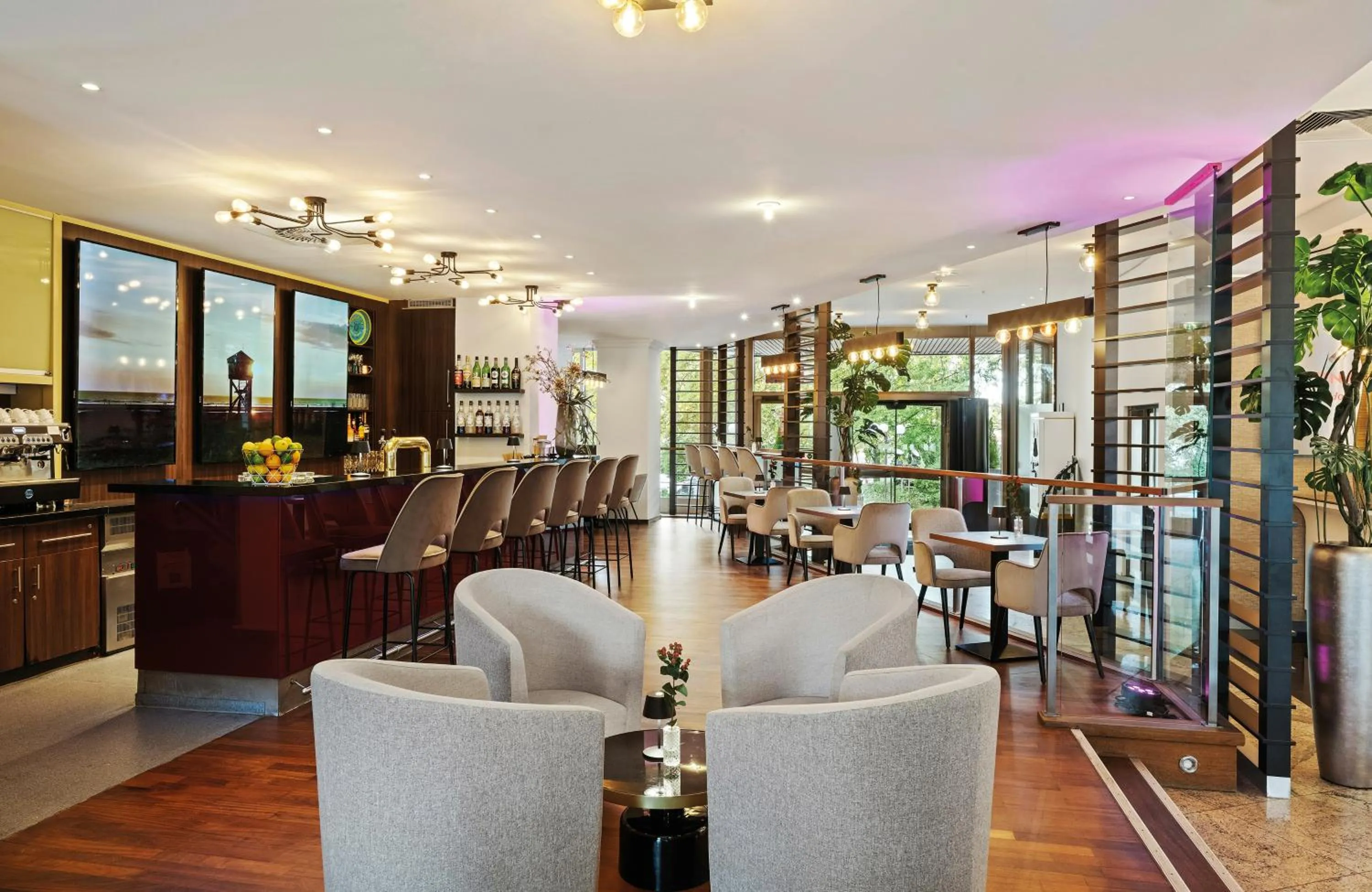 Lounge or bar in Leonardo Royal Hotel Frankfurt
