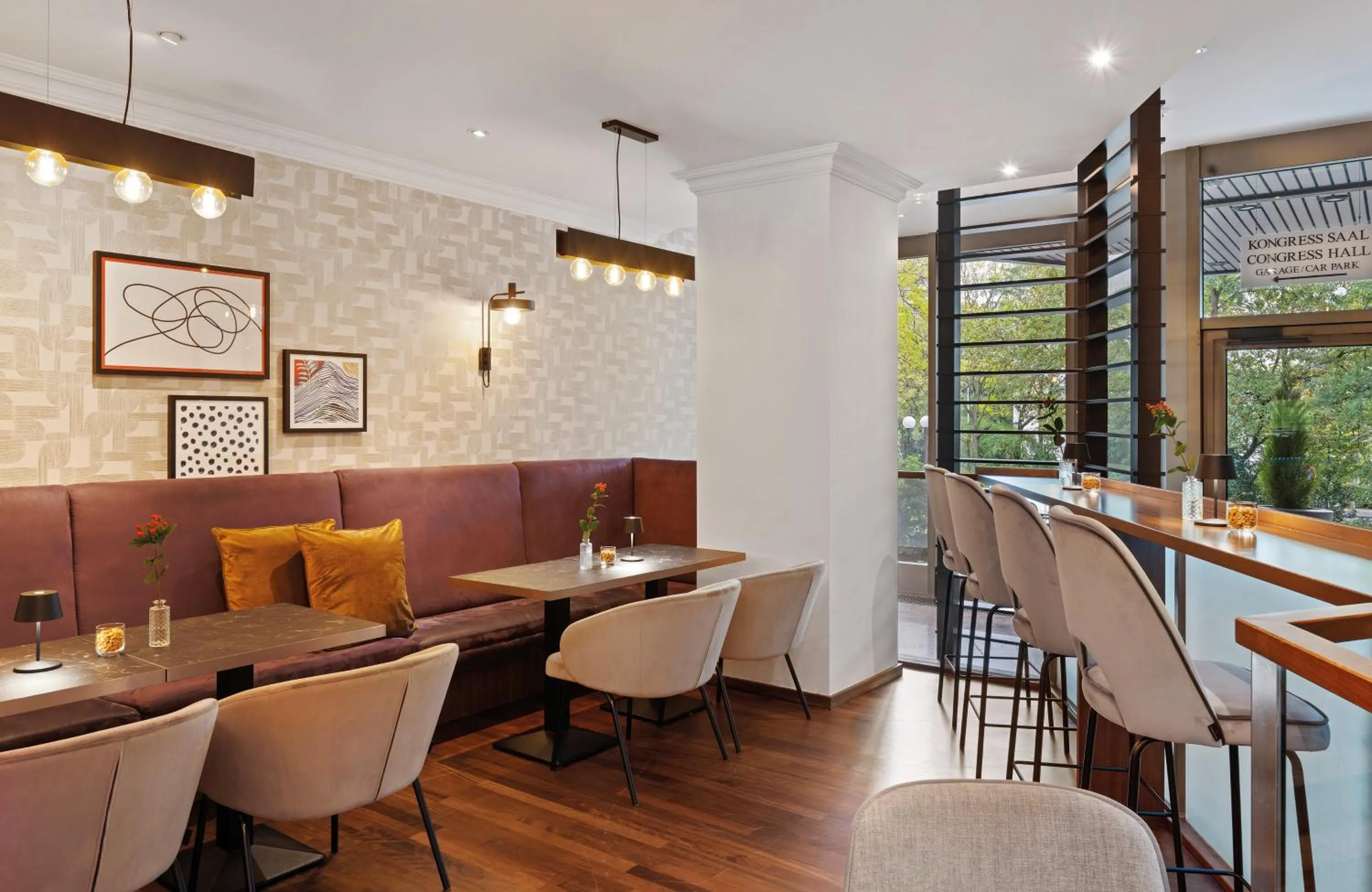 Lounge or bar in Leonardo Royal Hotel Frankfurt