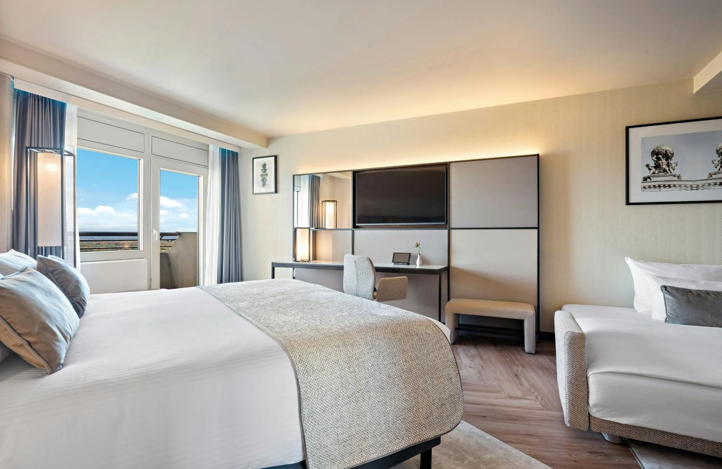 Photo of the whole room, Bed in Leonardo Royal Hotel Frankfurt