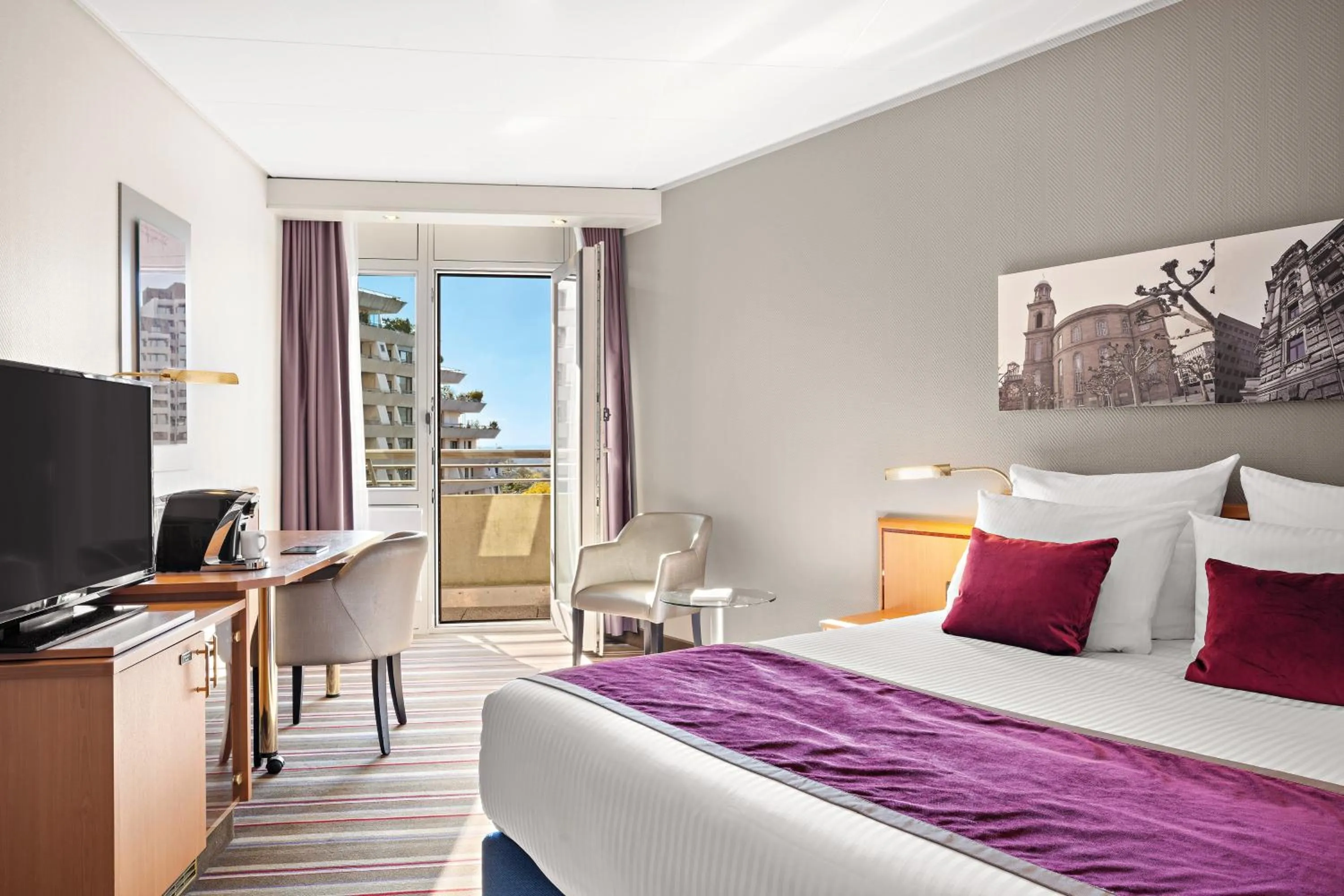 Photo of the whole room, Bed in Leonardo Royal Hotel Frankfurt