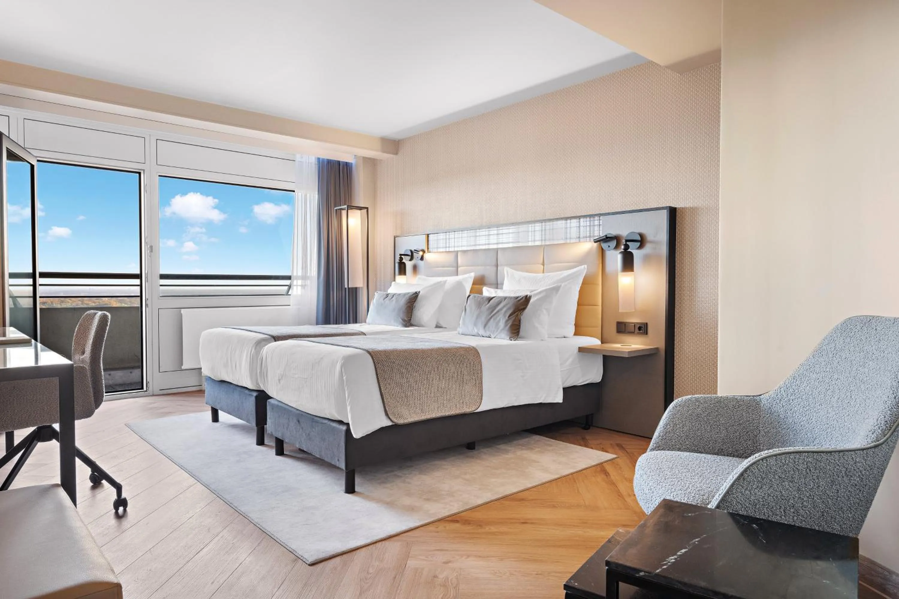 Bedroom, Bed in Leonardo Royal Hotel Frankfurt