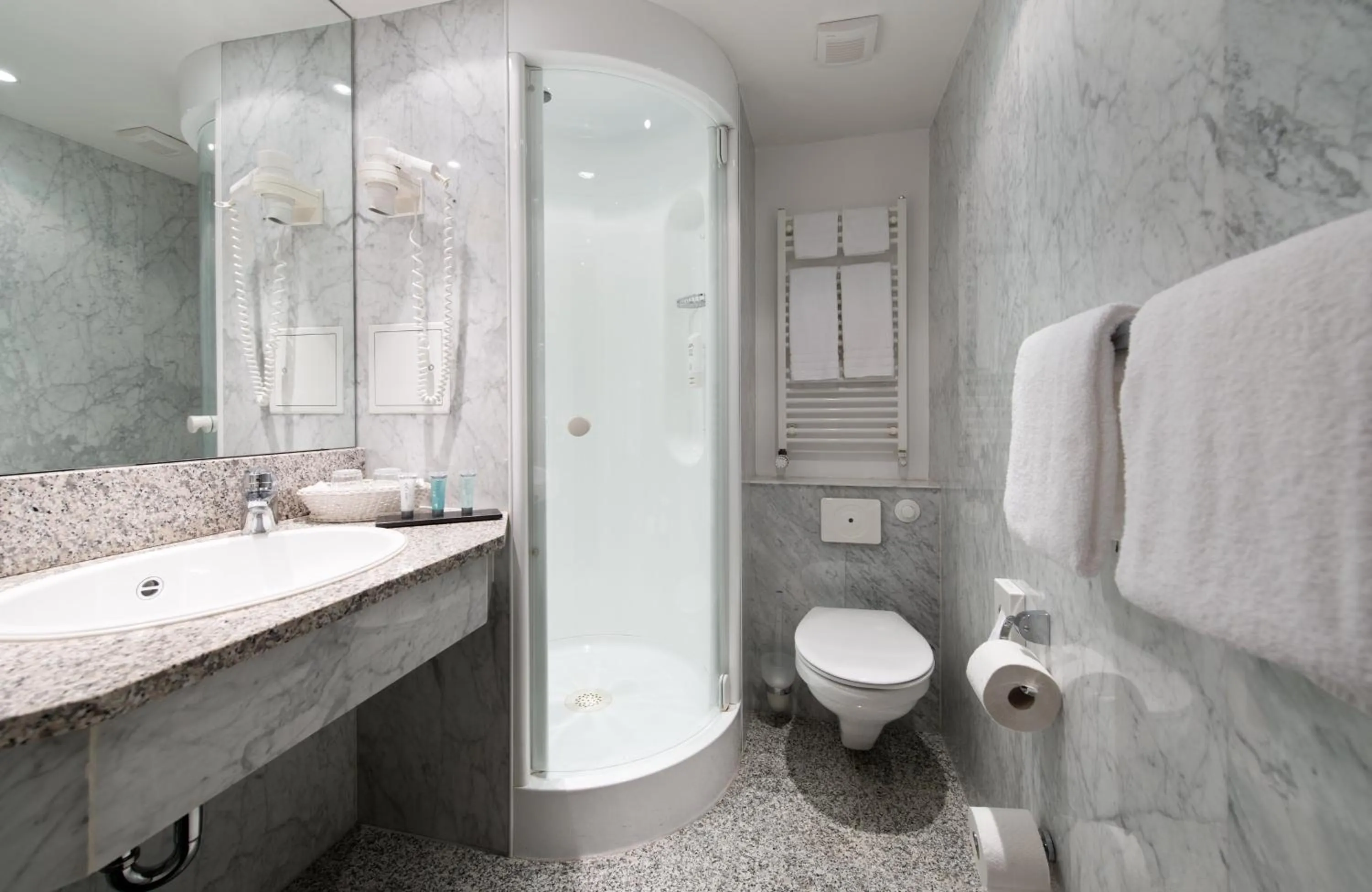 Bathroom in Leonardo Hotel Hannover Airport