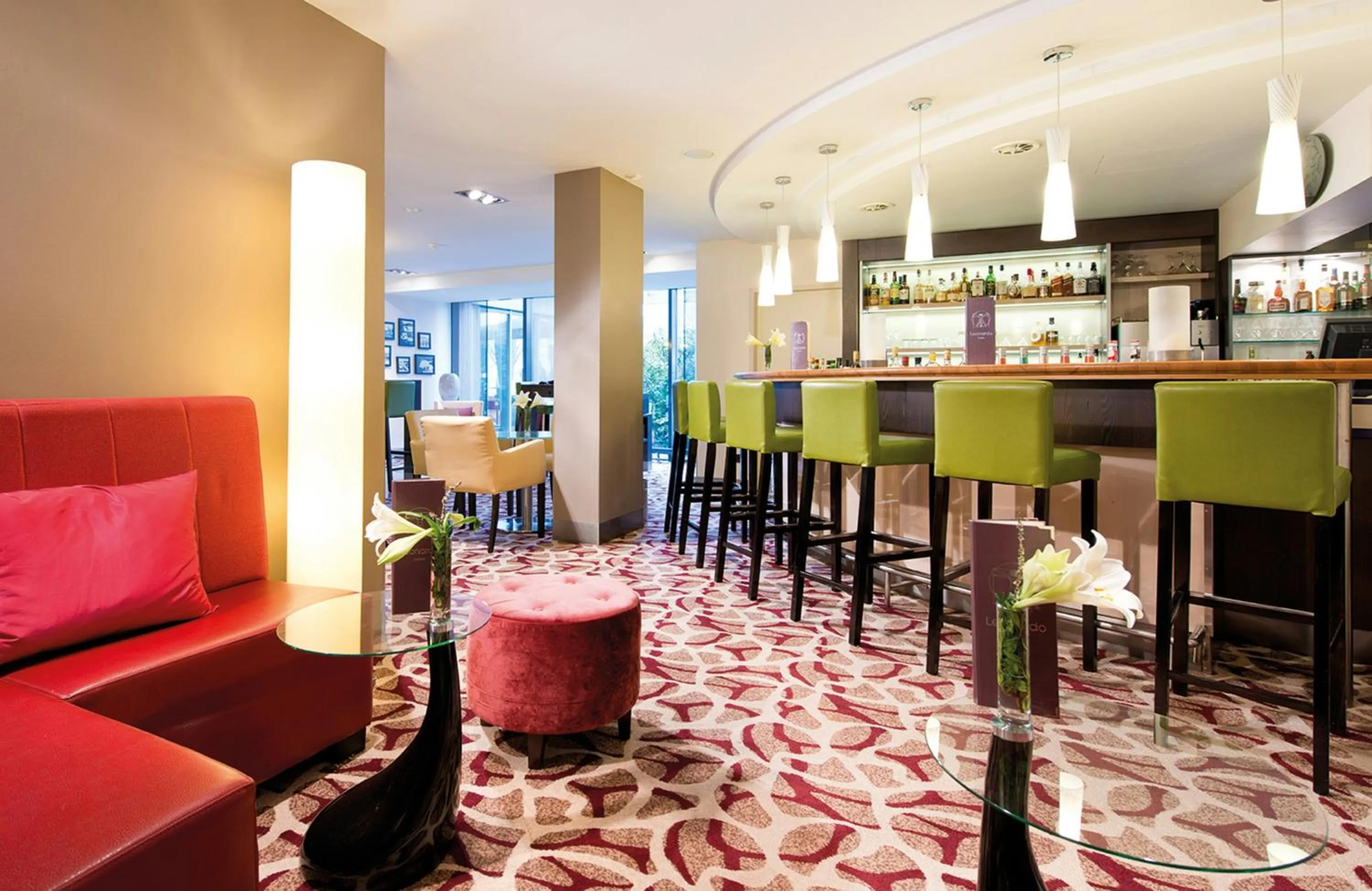 Lounge or bar in Leonardo Hotel Hannover Airport