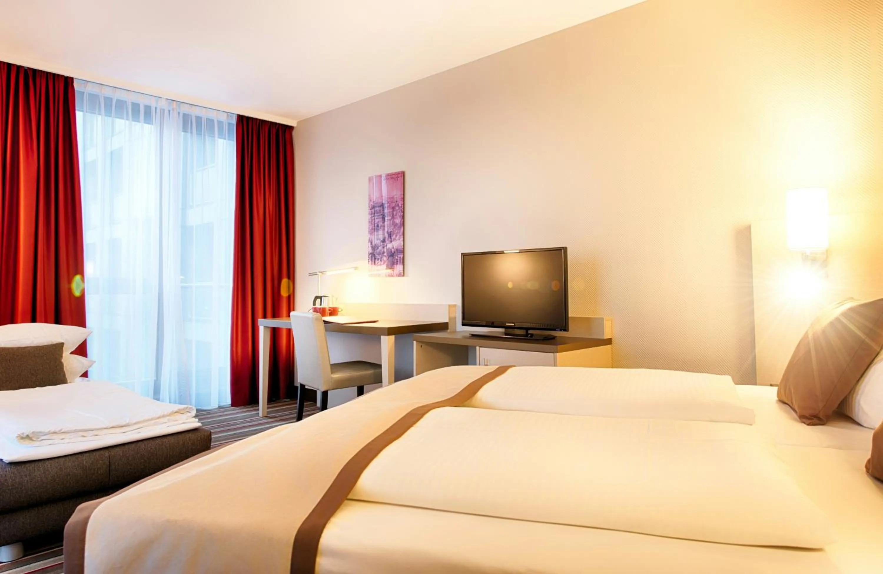 Photo of the whole room, Bed in Leonardo Hotel Hannover Airport
