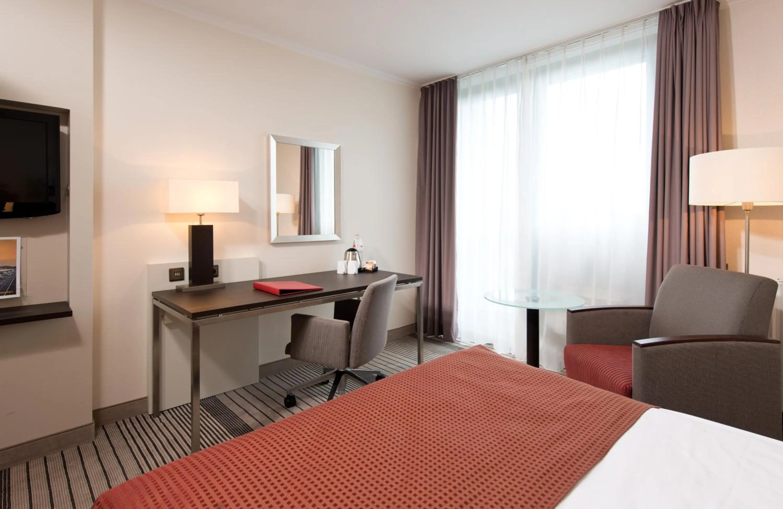 Bedroom, Bed in Leonardo Hotel Hannover Airport