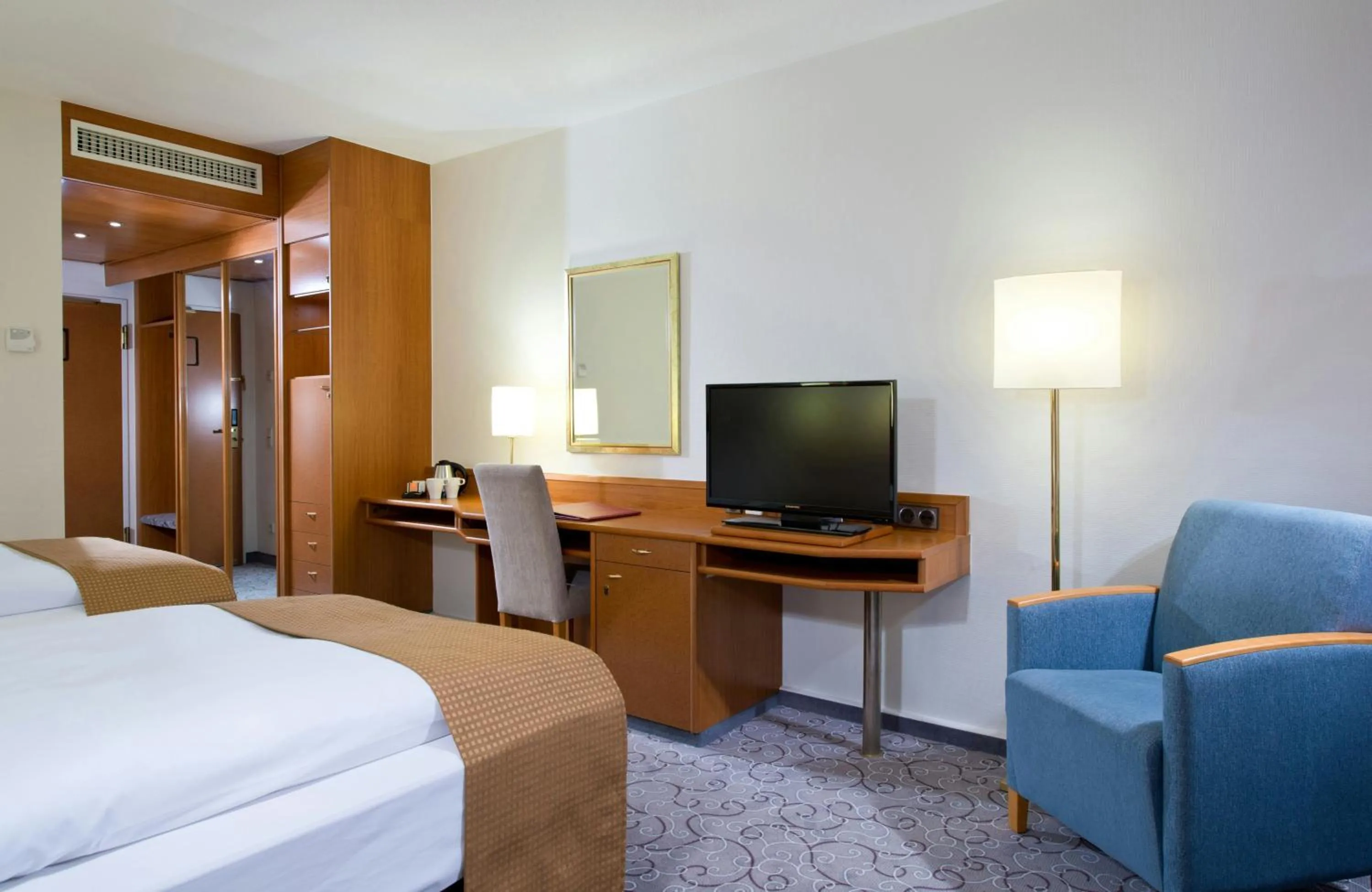 Photo of the whole room, Bed in Leonardo Hotel Heidelberg