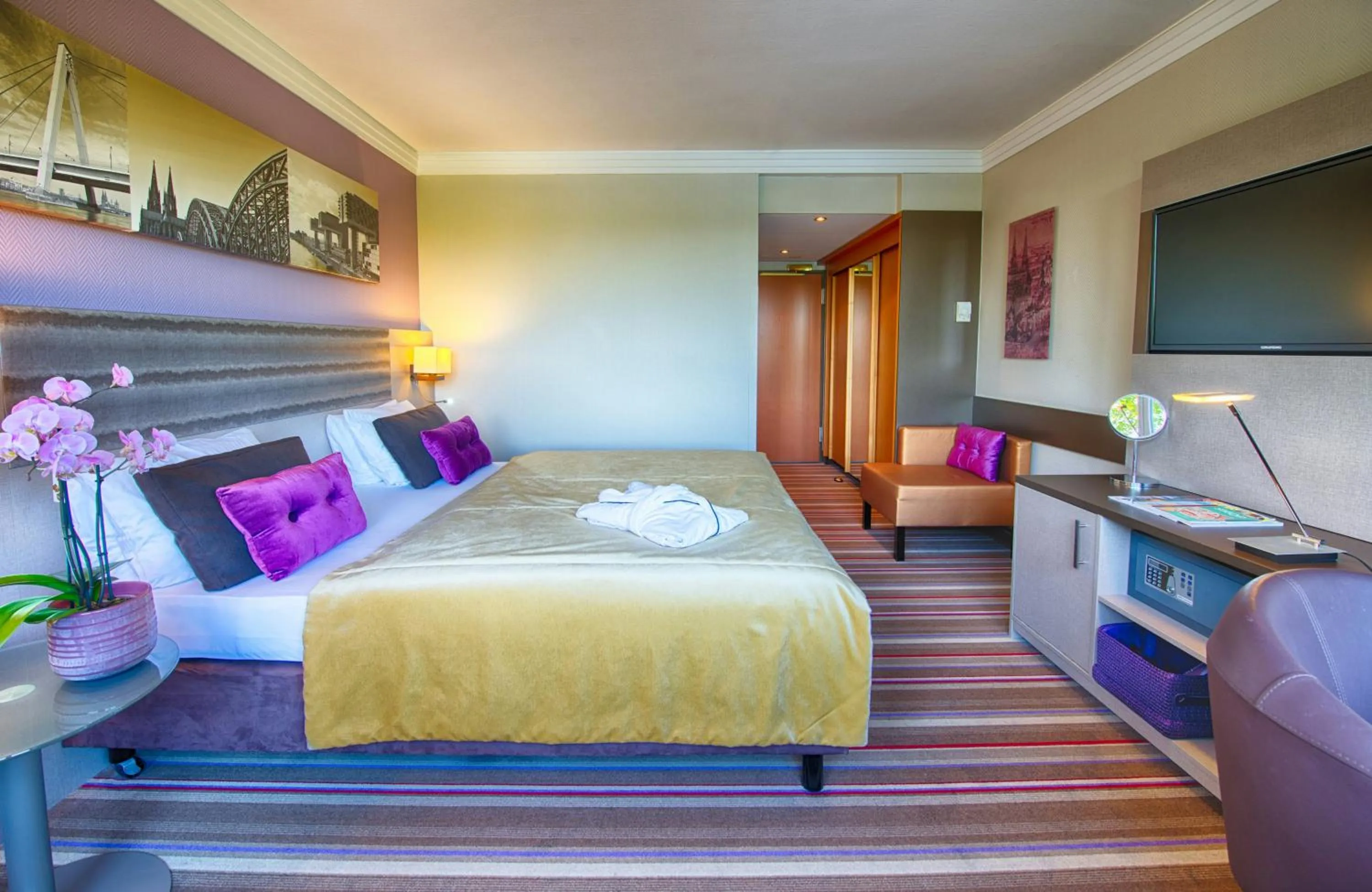 Photo of the whole room, Bed in Leonardo Royal Hotel Köln - Am Stadtwald