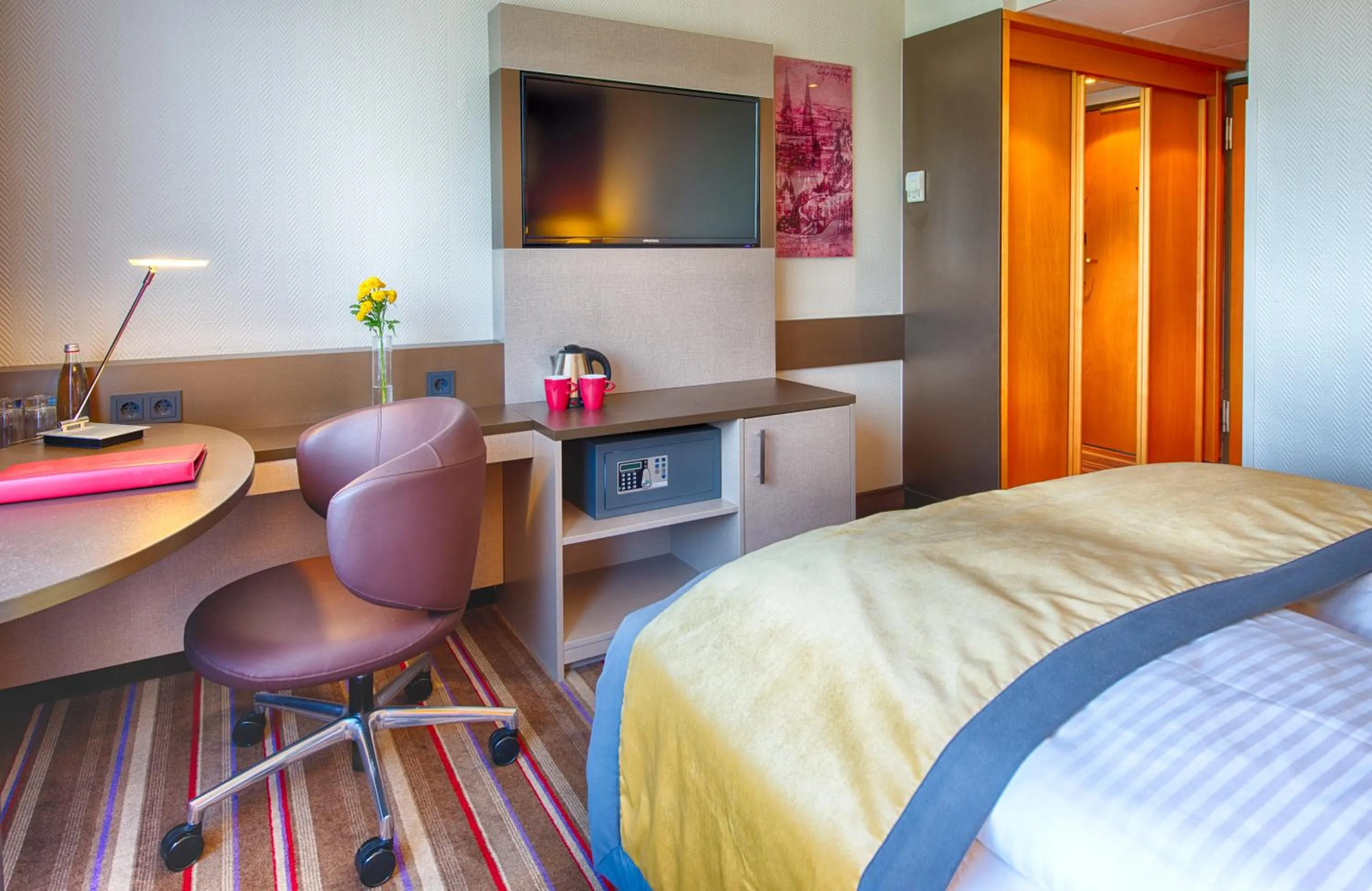 Bedroom, Bed in Leonardo Royal Hotel Köln - Am Stadtwald