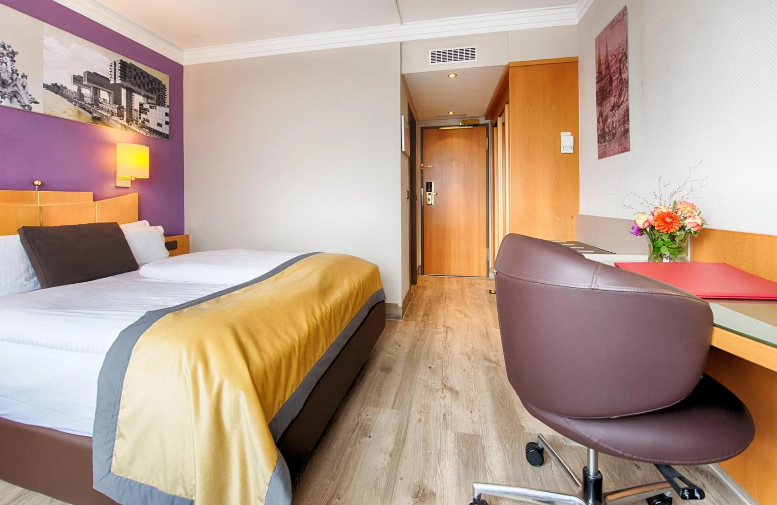 Bedroom, Bed in Leonardo Royal Hotel Köln - Am Stadtwald