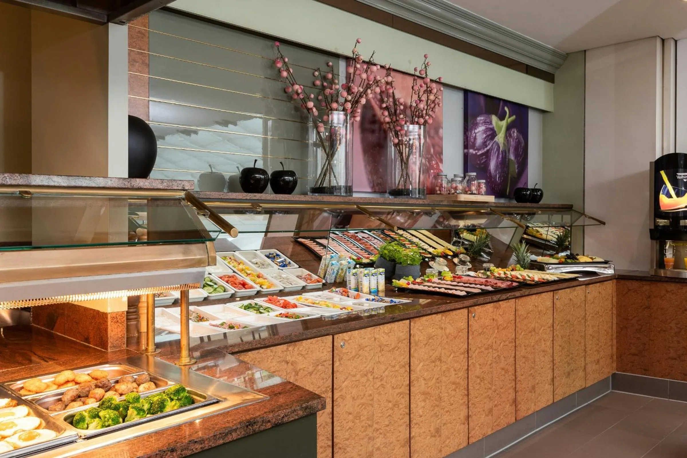 Buffet breakfast in Leonardo Hotel Köln Bonn Airport