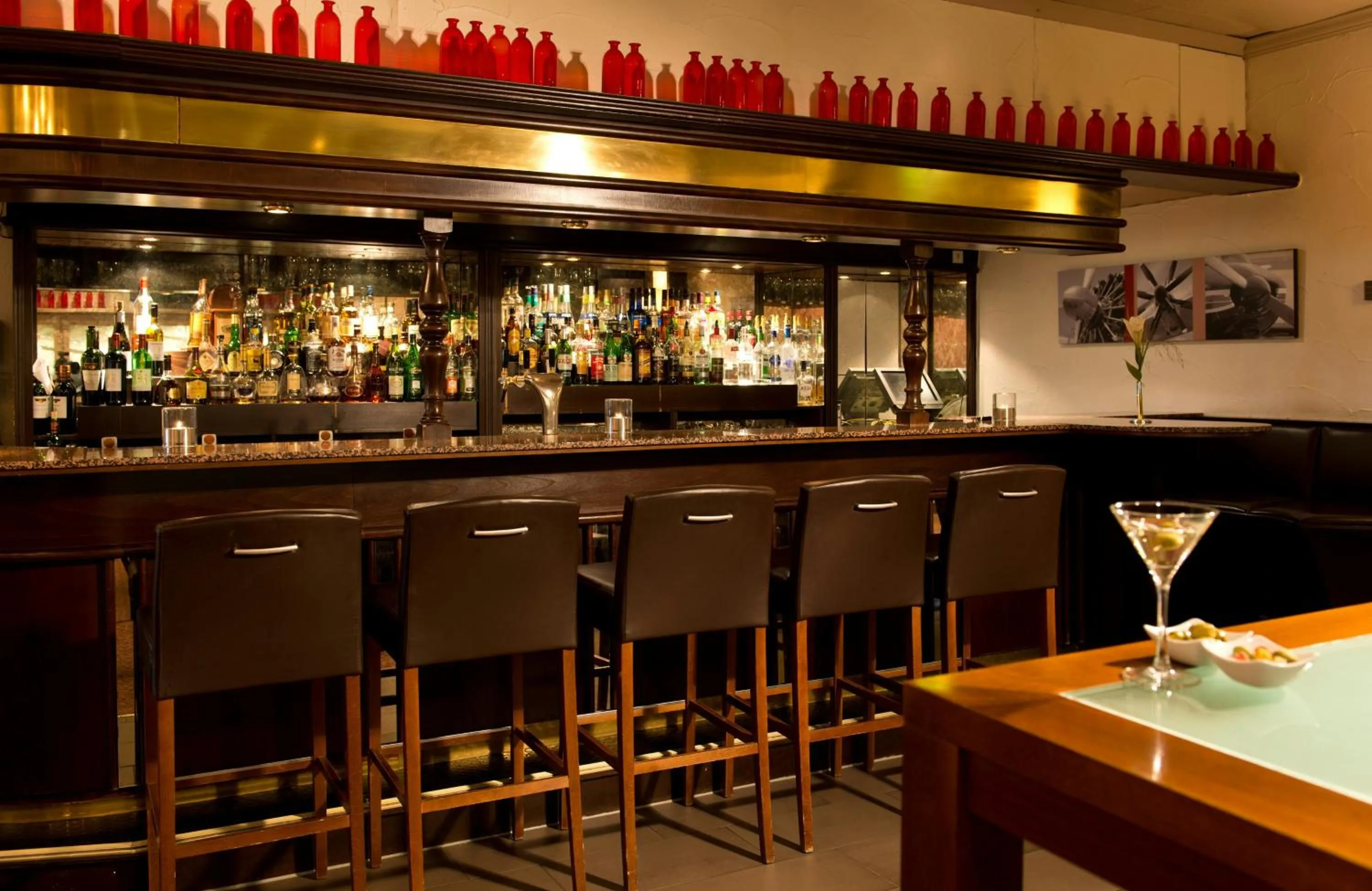 Lounge or bar in Leonardo Hotel Köln Bonn Airport