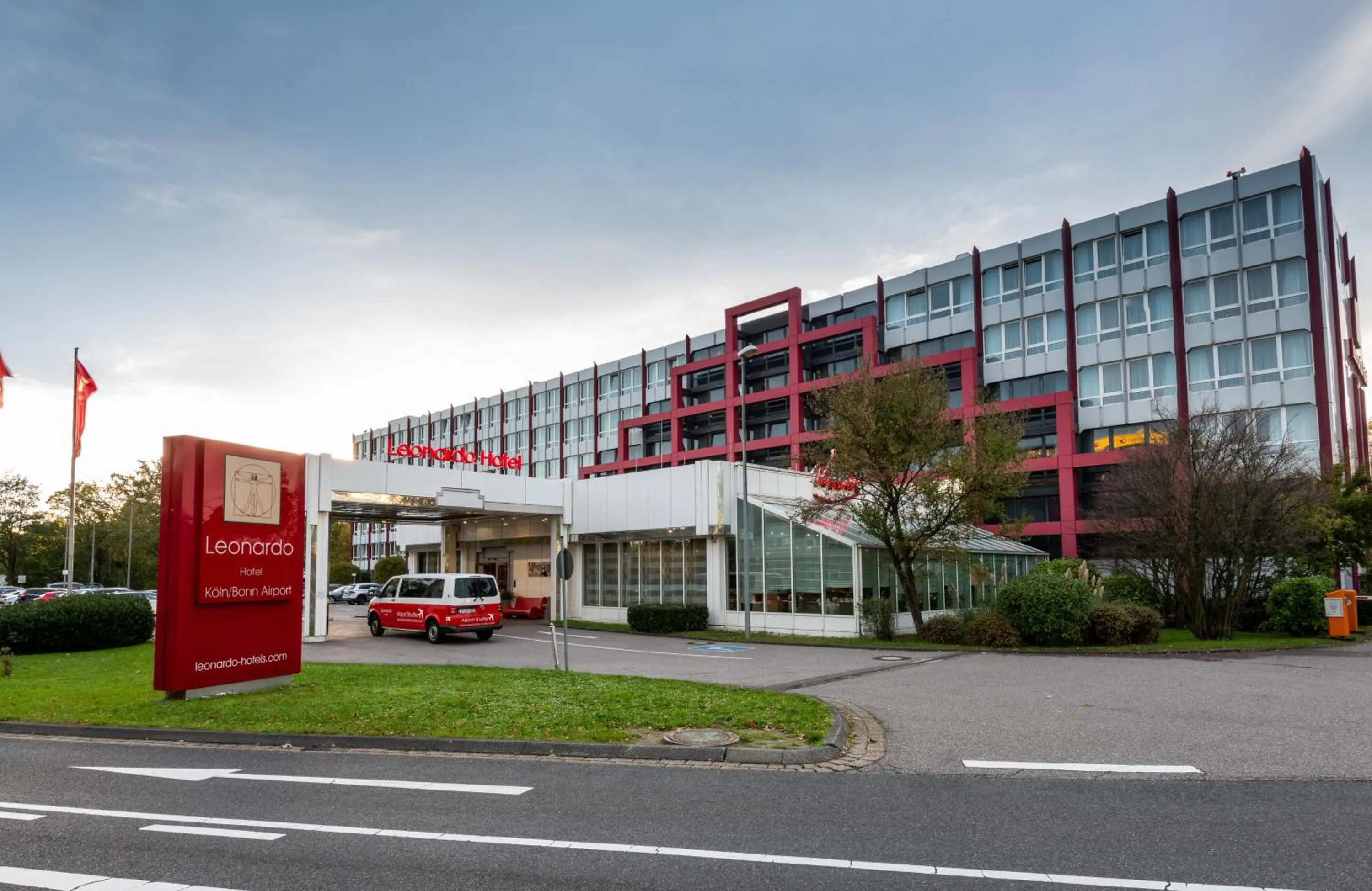 Facade/entrance in Leonardo Hotel Köln Bonn Airport
