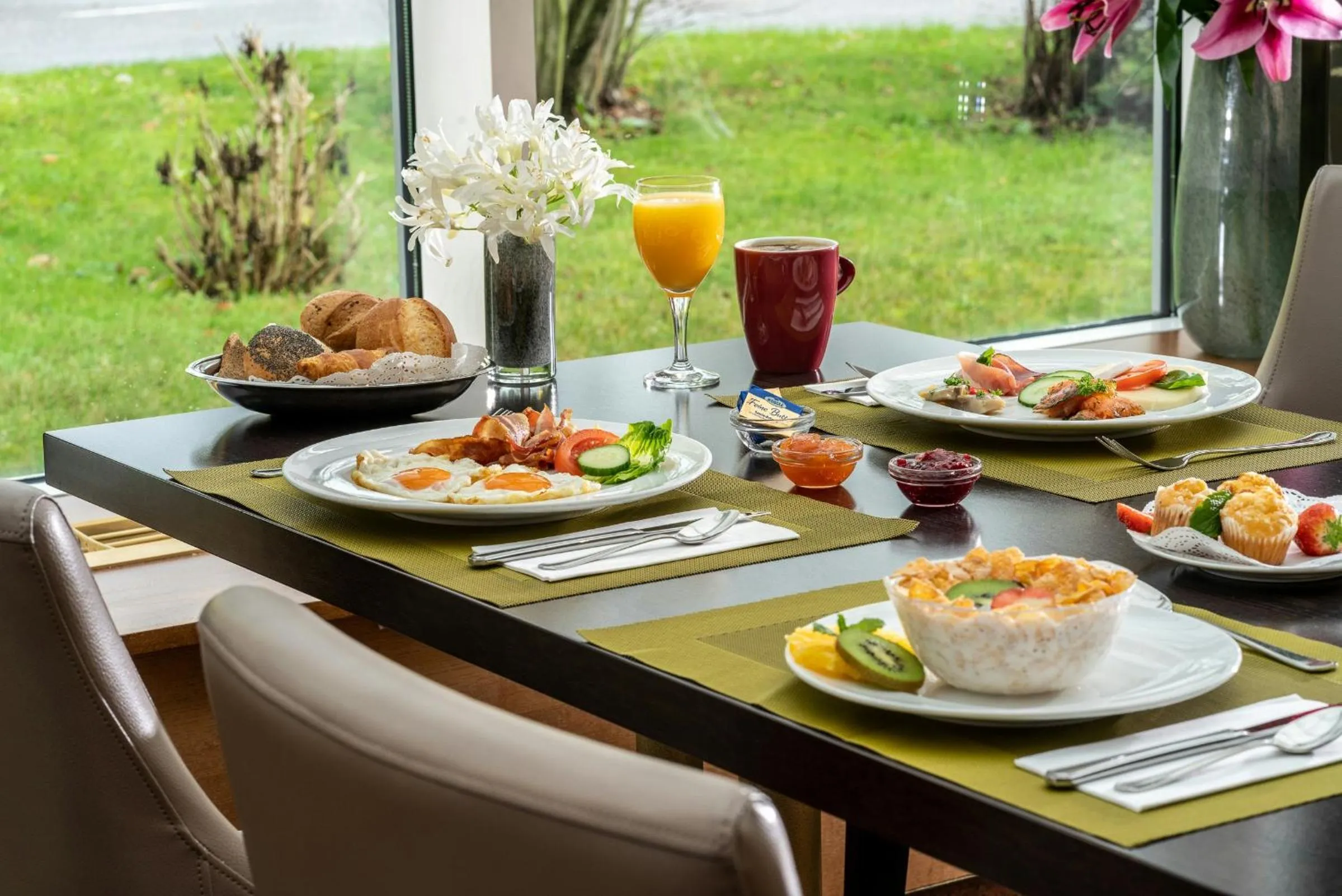 Buffet breakfast in Leonardo Hotel Köln Bonn Airport