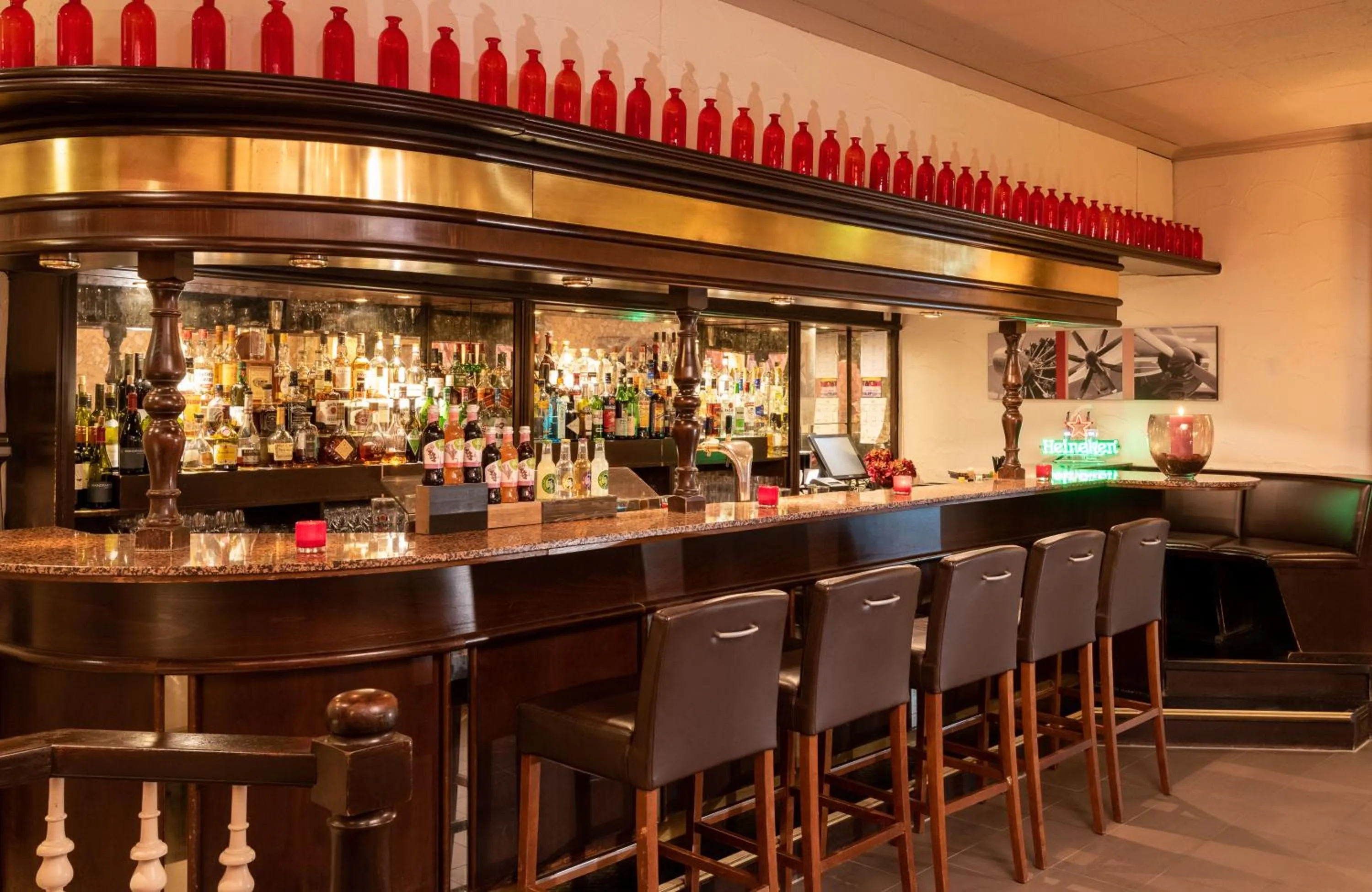 Lounge or bar in Leonardo Hotel Köln Bonn Airport