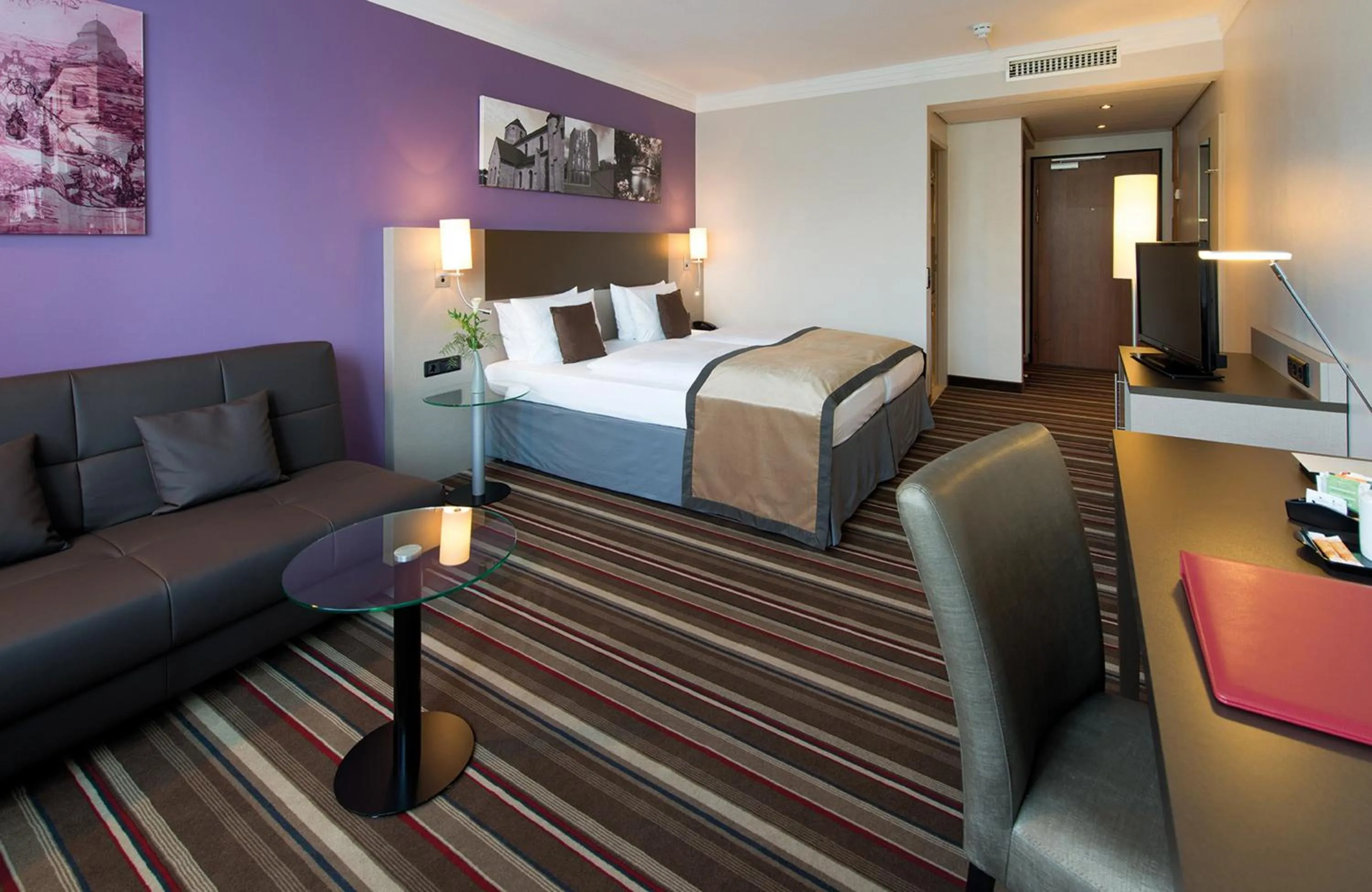 Bedroom, Bed in Leonardo Hotel Mönchengladbach