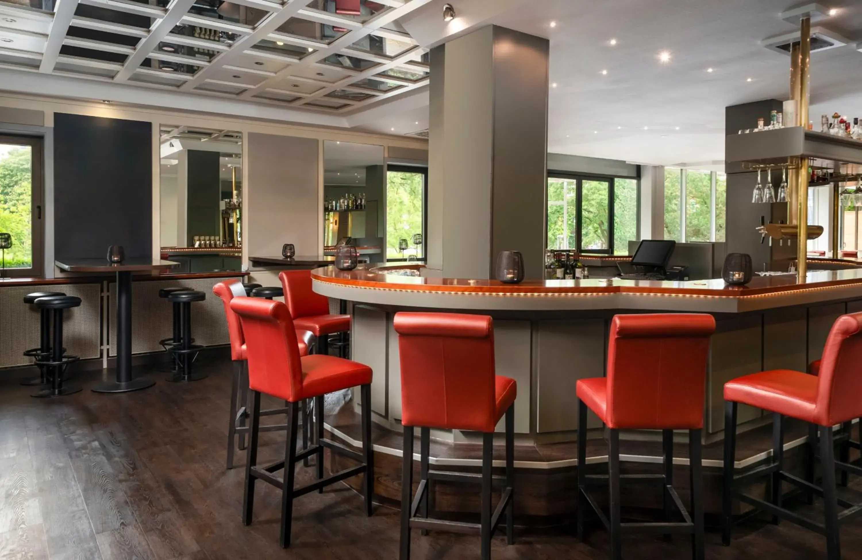 Lounge or bar in Leonardo Hotel Mönchengladbach Lounge or bar in Leonardo Hotel Mönchengladbach