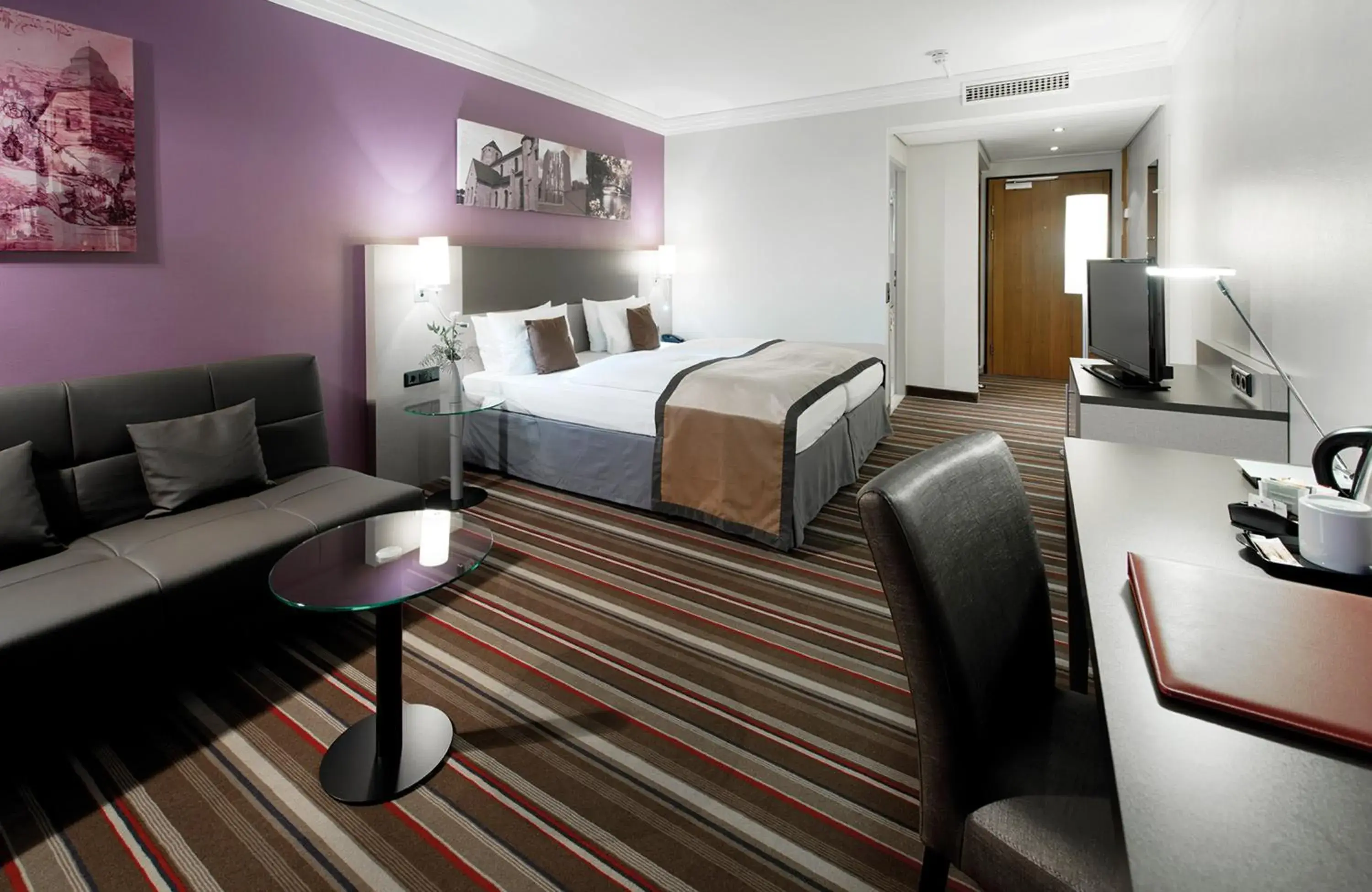 Photo of the whole room, Bed in Leonardo Hotel Mönchengladbach Photo of the whole room, Bed in Leonardo Hotel Mönchengladbach