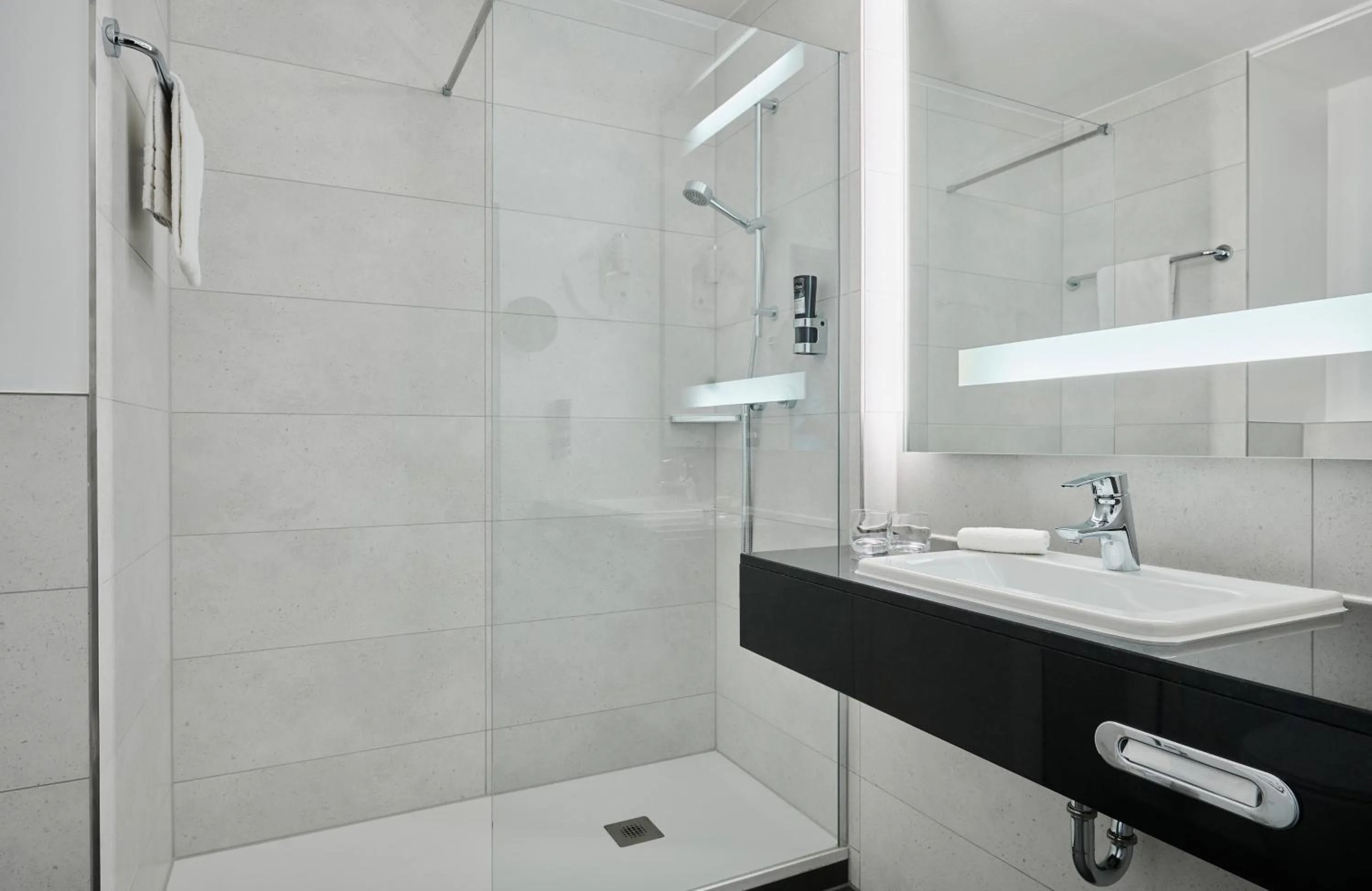 Bathroom in Leonardo Hotel Munich Arabellapark