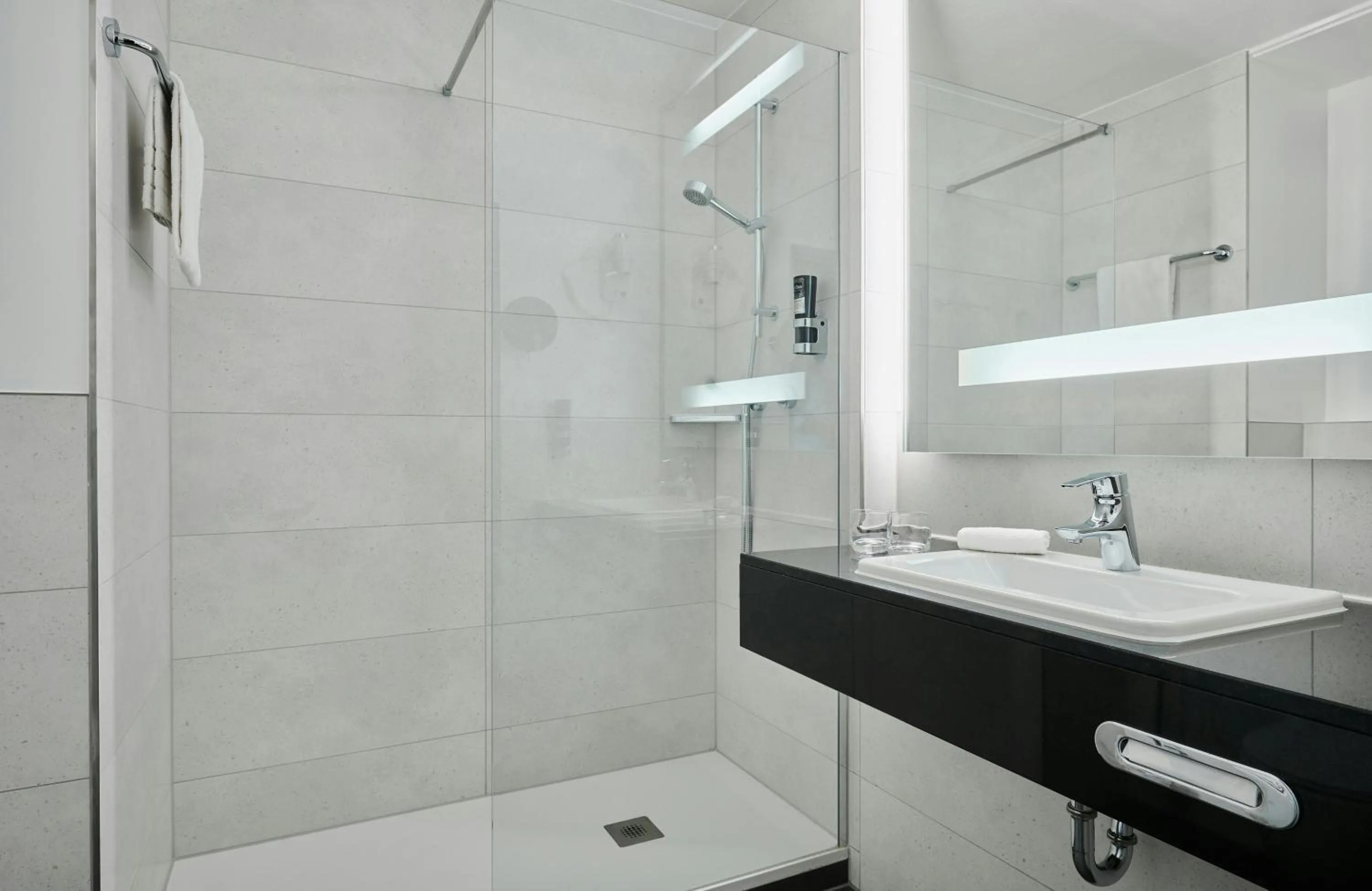 Bathroom in Leonardo Hotel Munich Arabellapark