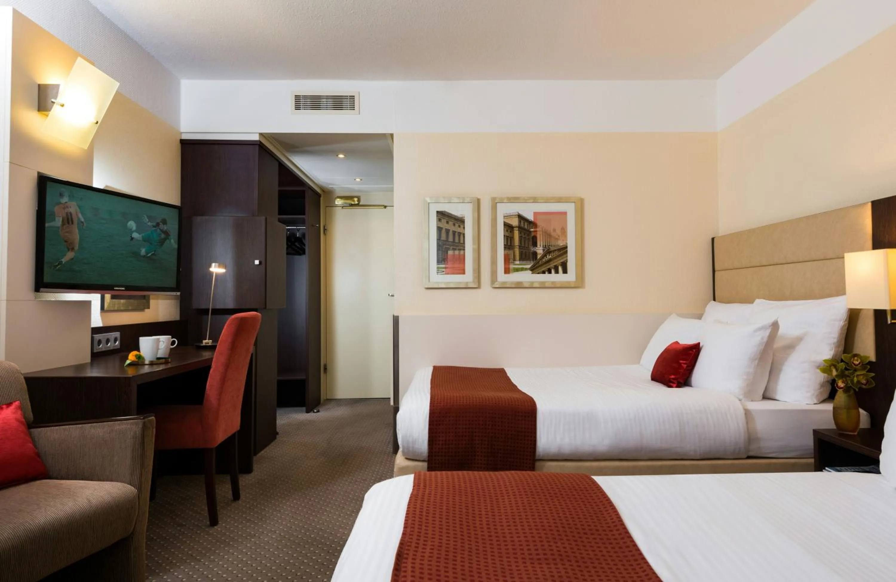 Photo of the whole room, Bed in Leonardo Hotel Munich Arabellapark