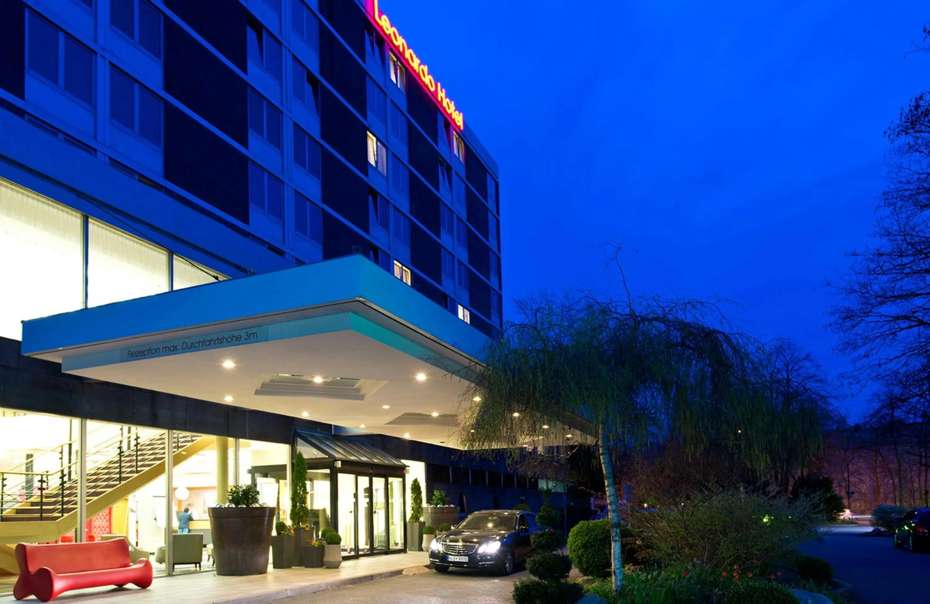 Facade/entrance in Leonardo Hotel Munich Arabellapark
