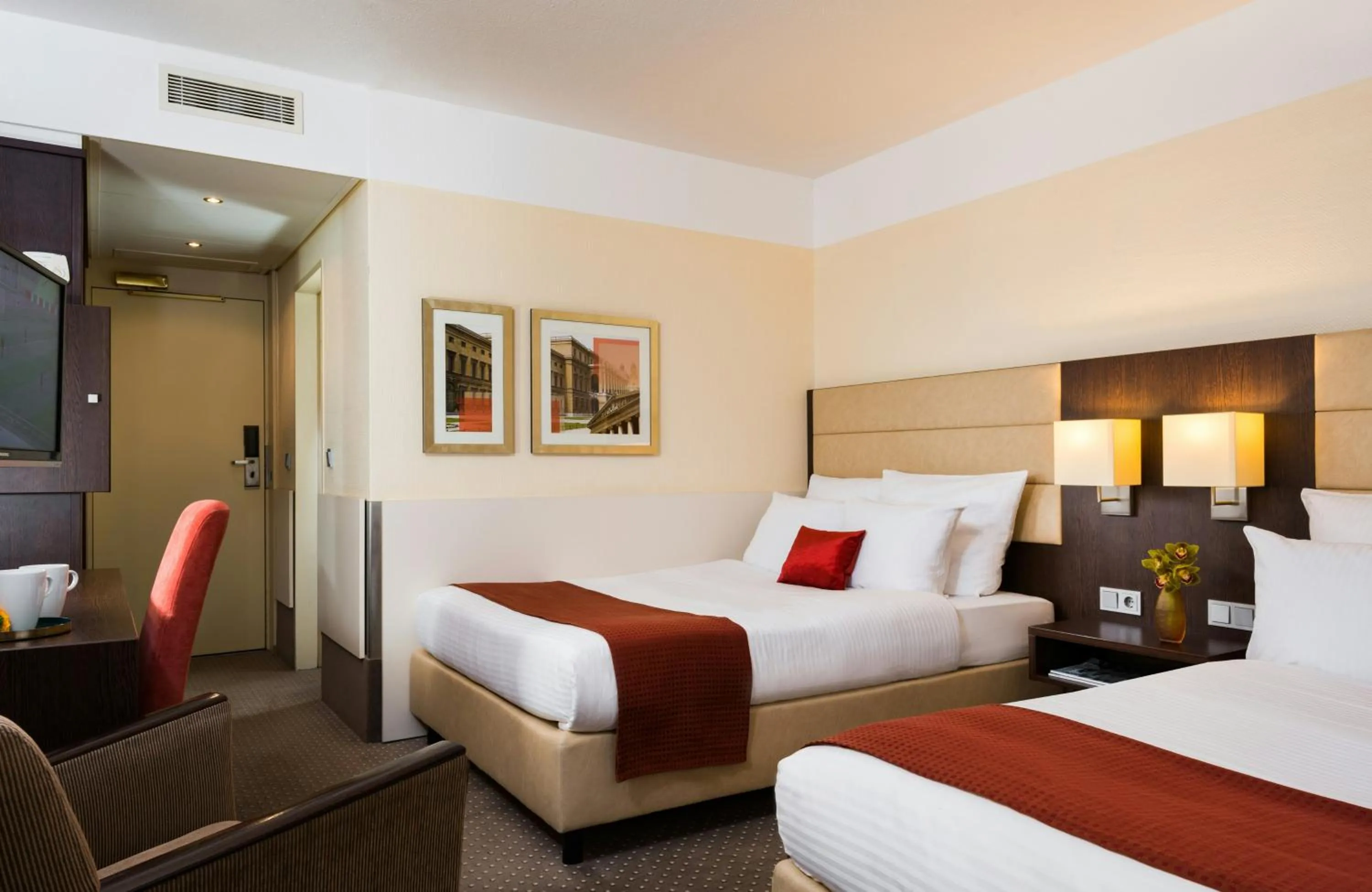 Photo of the whole room, Bed in Leonardo Hotel Munich Arabellapark