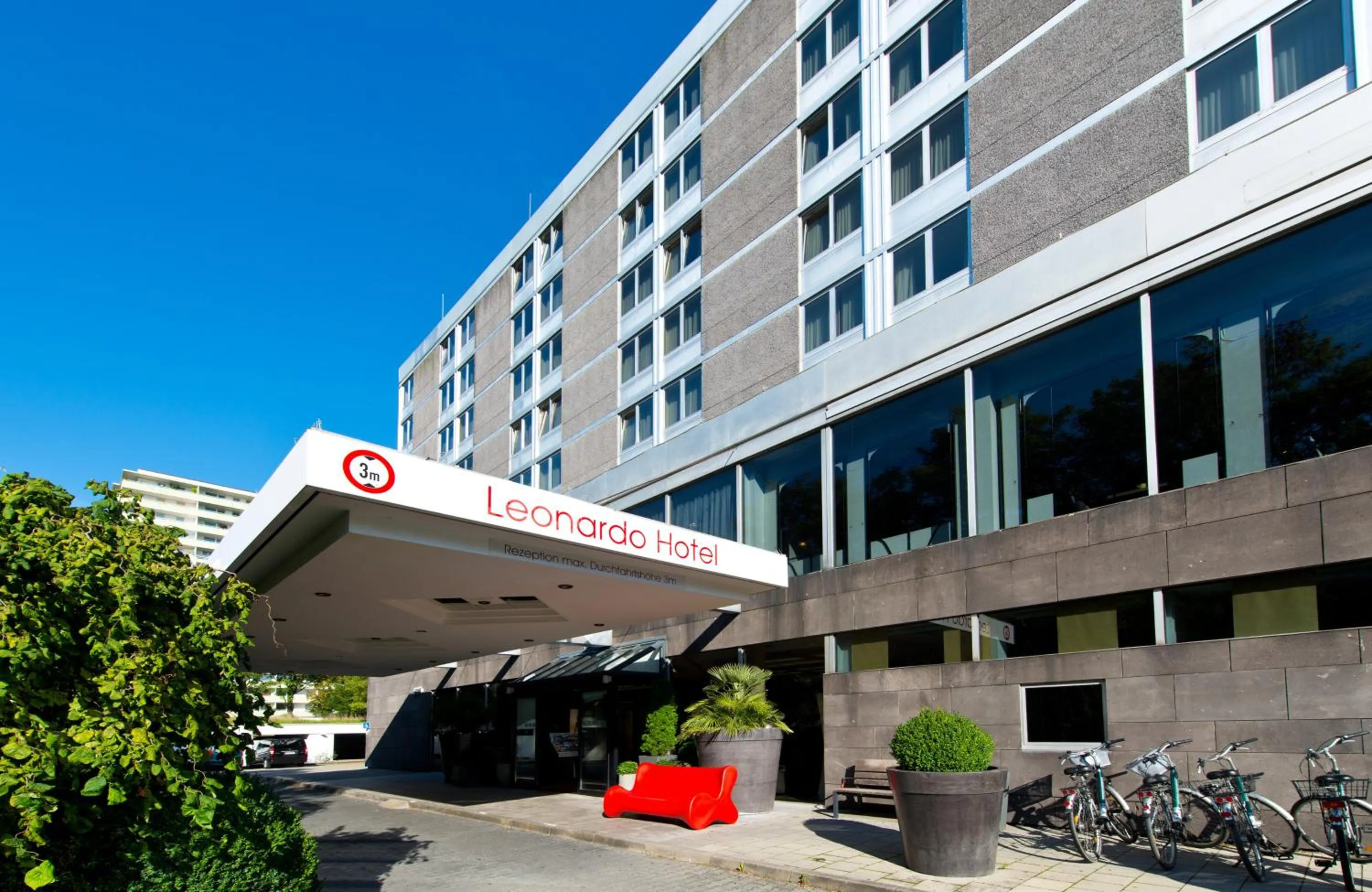 Property building in Leonardo Hotel Munich Arabellapark