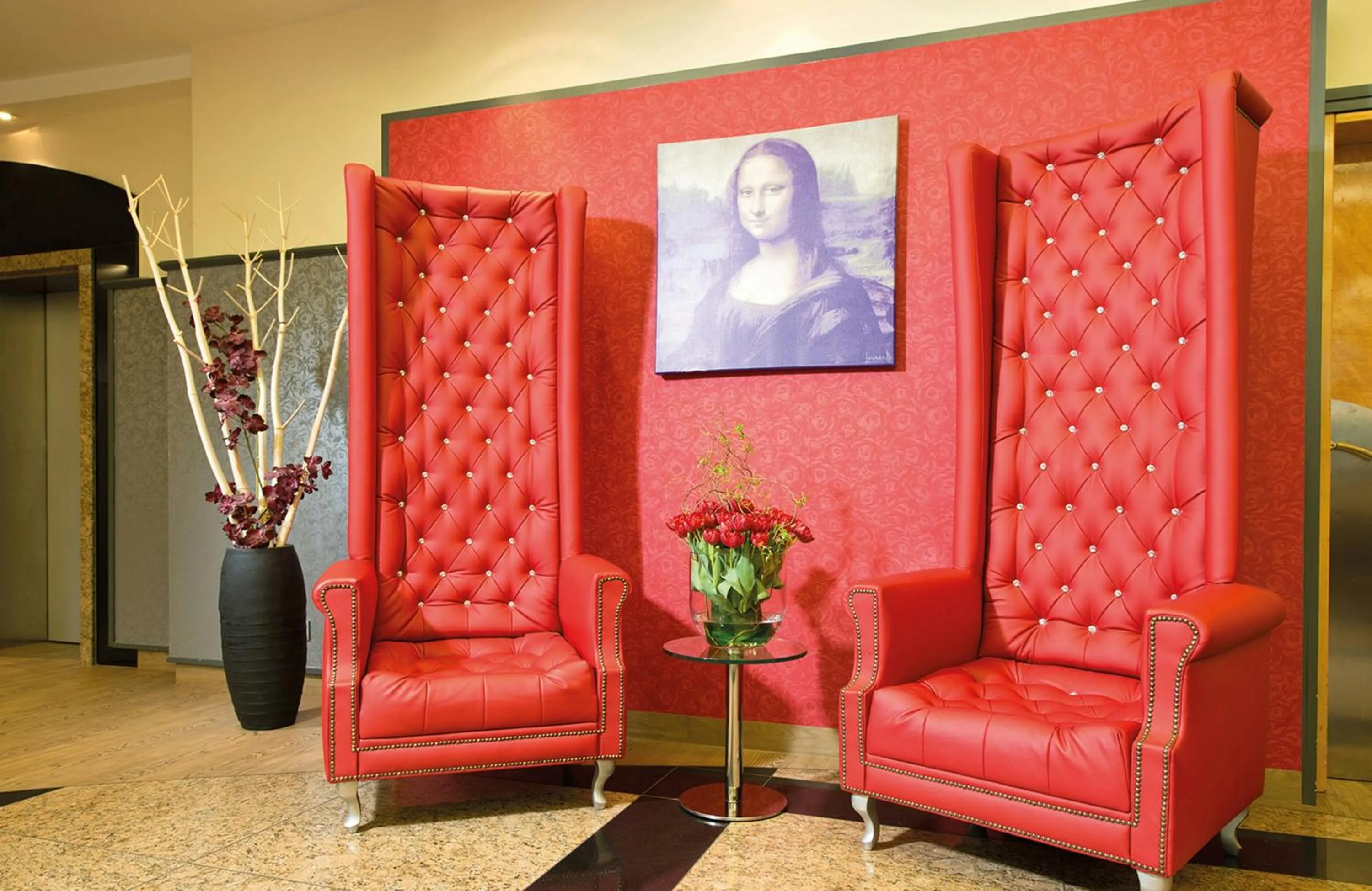 Lobby or reception in Leonardo Hotel Munich Arabellapark