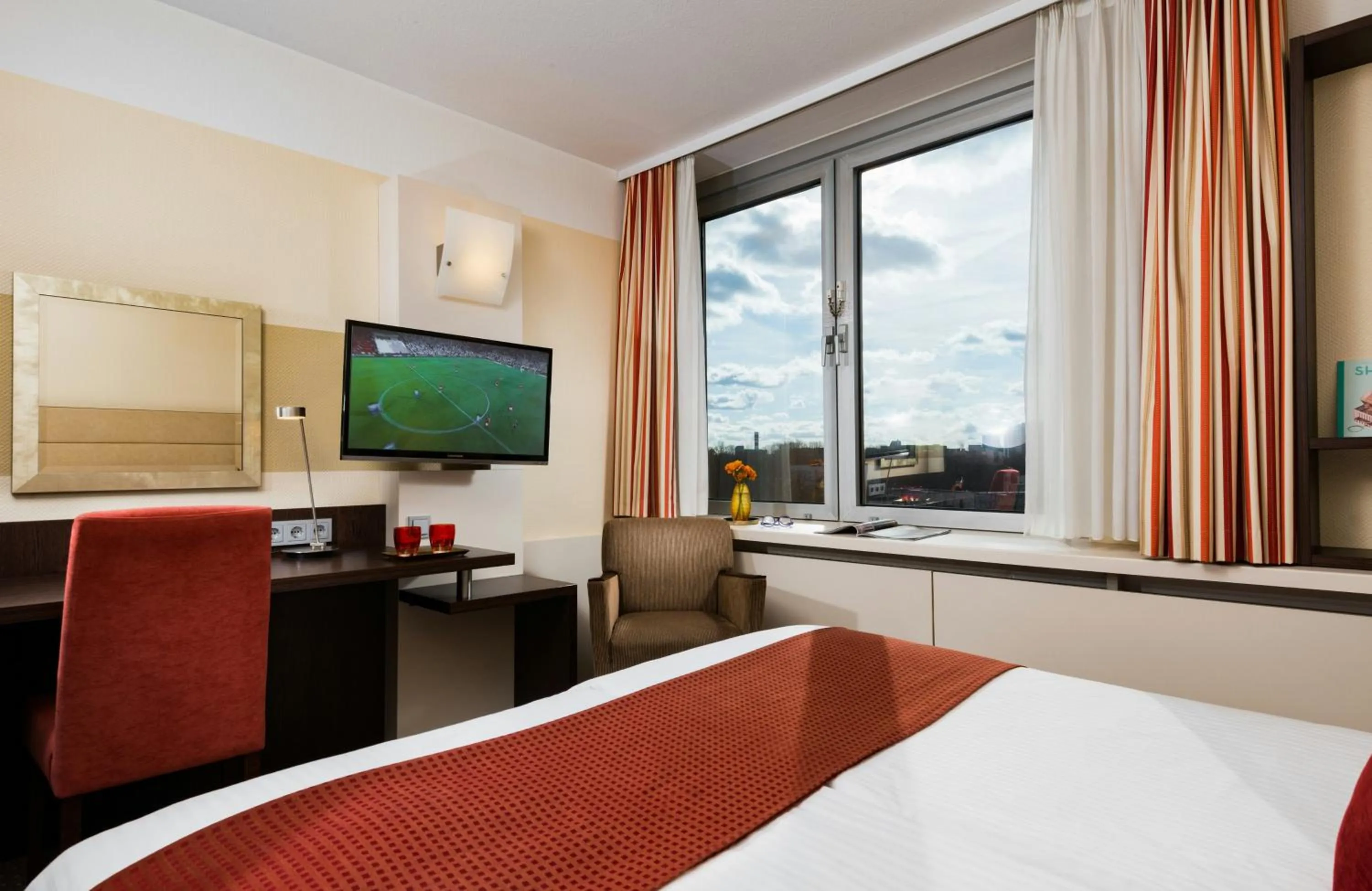 Photo of the whole room, Bed in Leonardo Hotel Munich Arabellapark