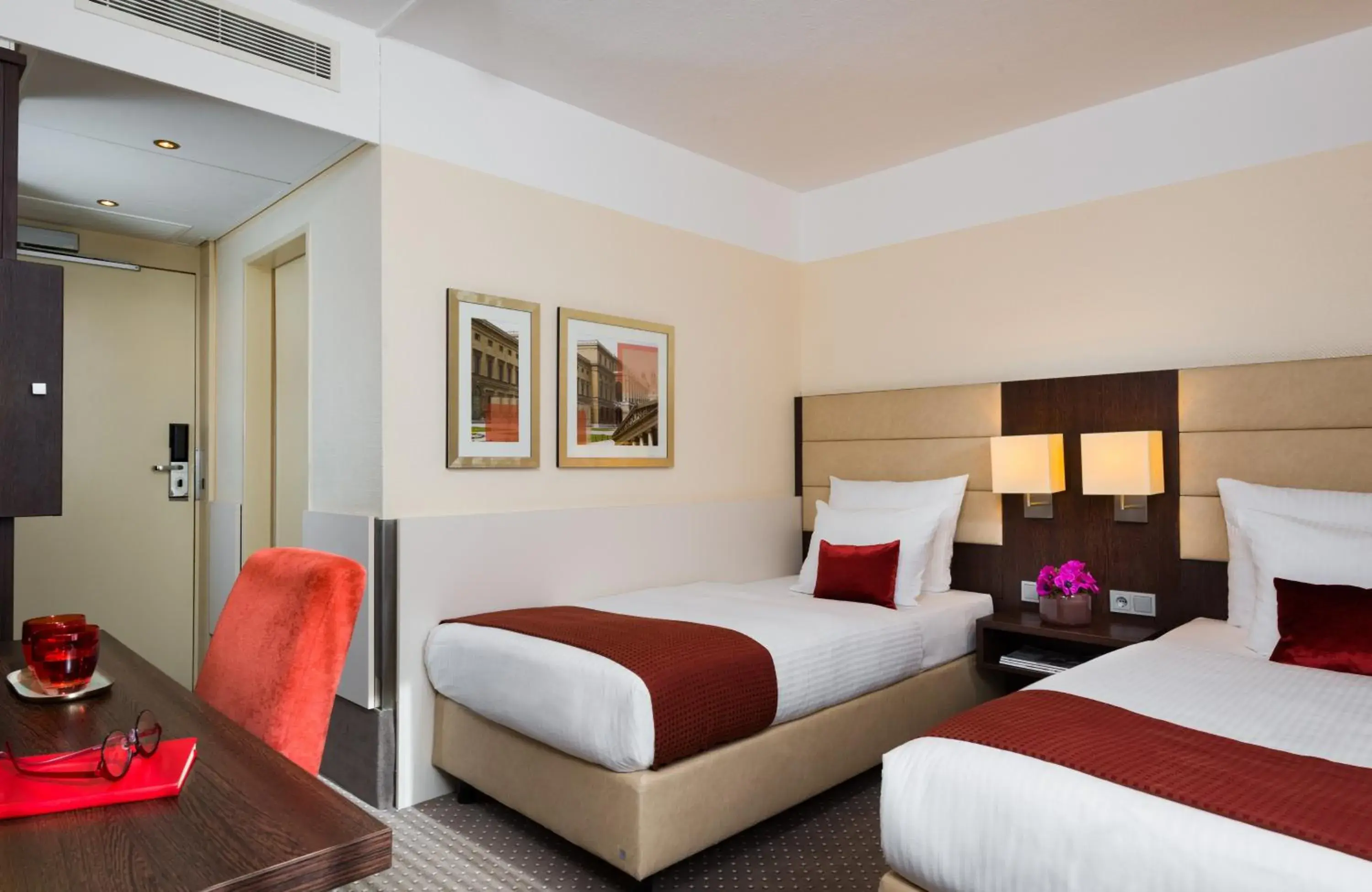 Comfort Twin Room in Leonardo Hotel Munich Arabellapark Comfort Twin Room in Leonardo Hotel Munich Arabellapark