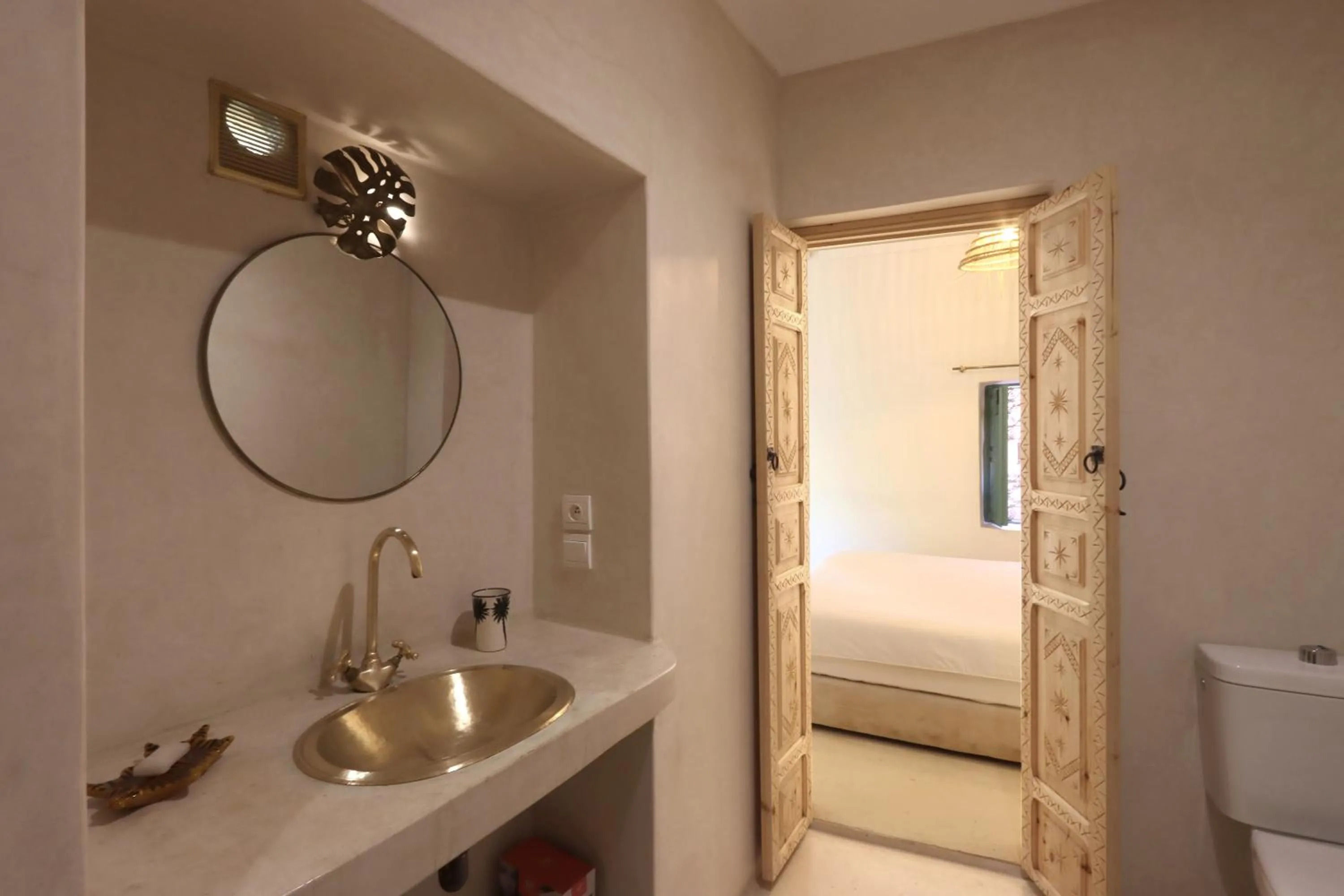 Shower in Riad NaaNaa Bed & Breakfast