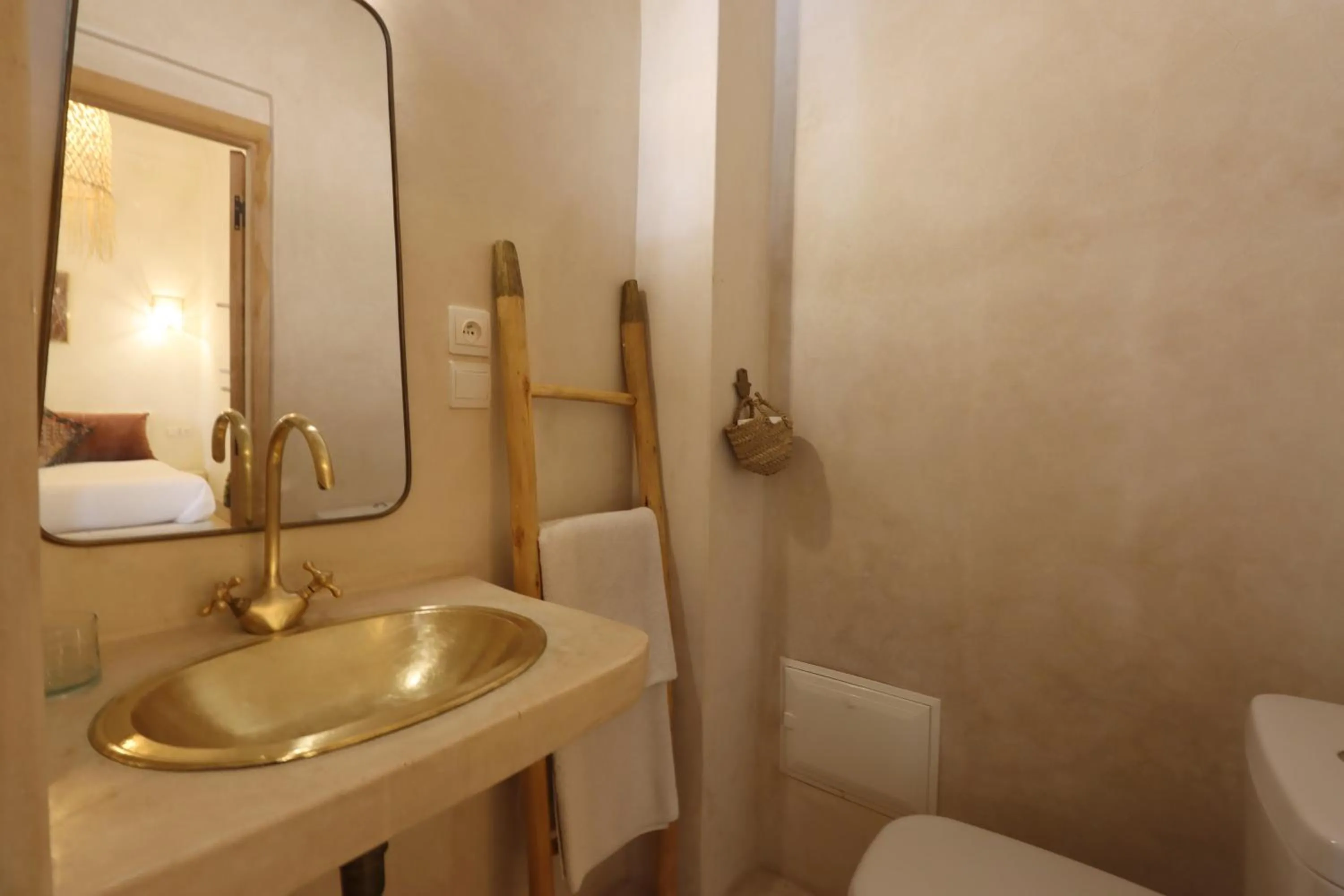 Shower in Riad NaaNaa Bed & Breakfast