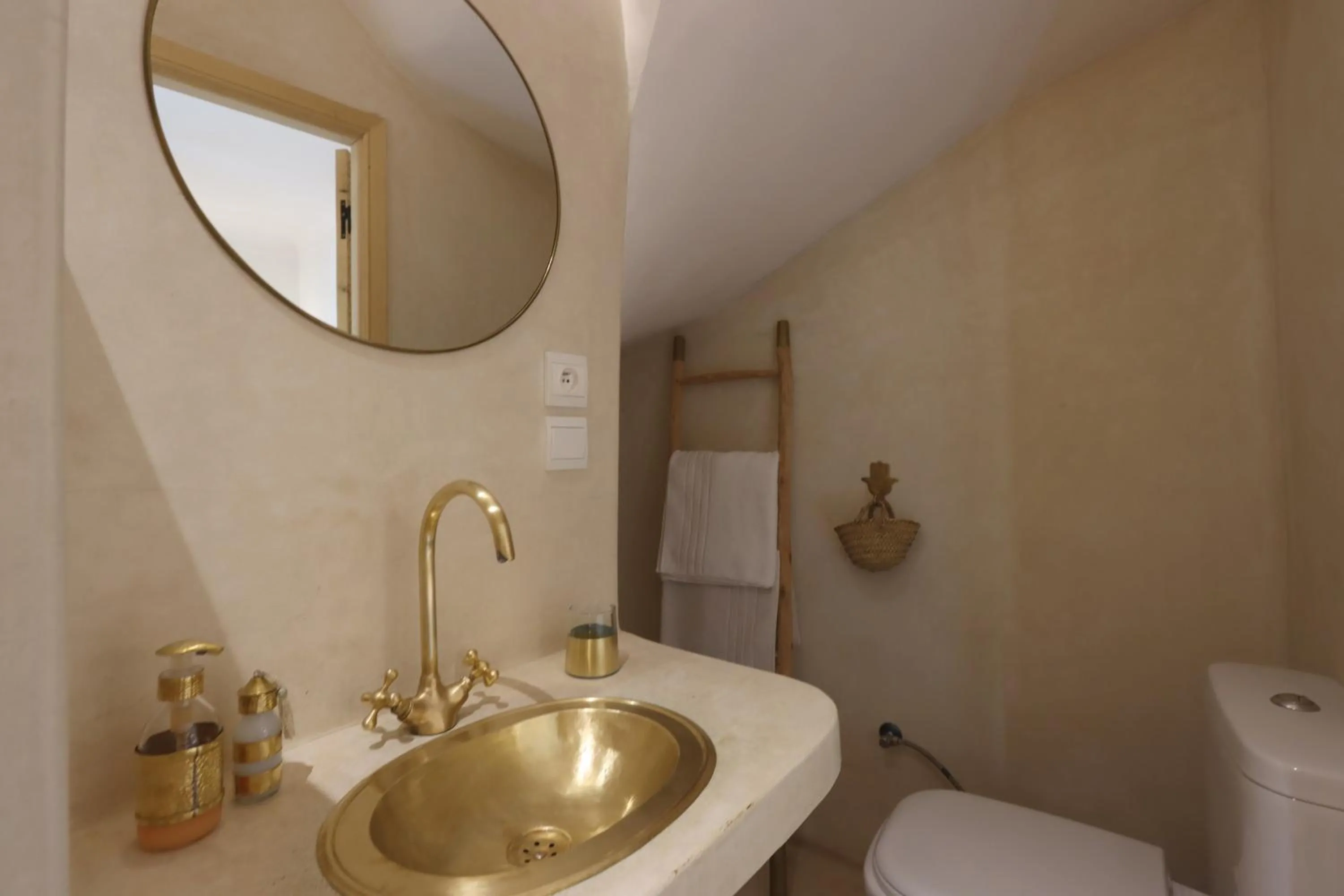 Shower in Riad NaaNaa Bed & Breakfast