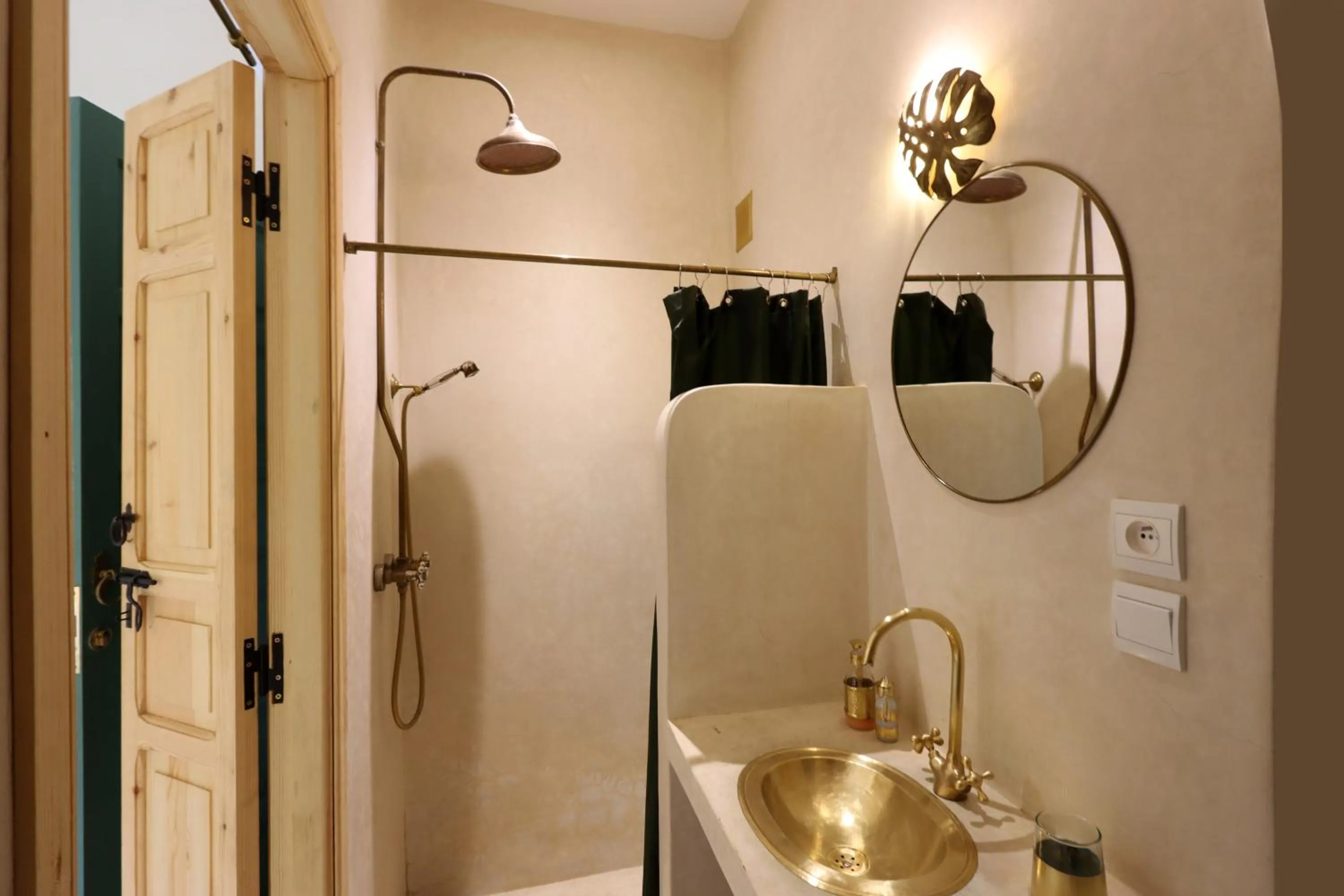 Shower in Riad NaaNaa Bed & Breakfast