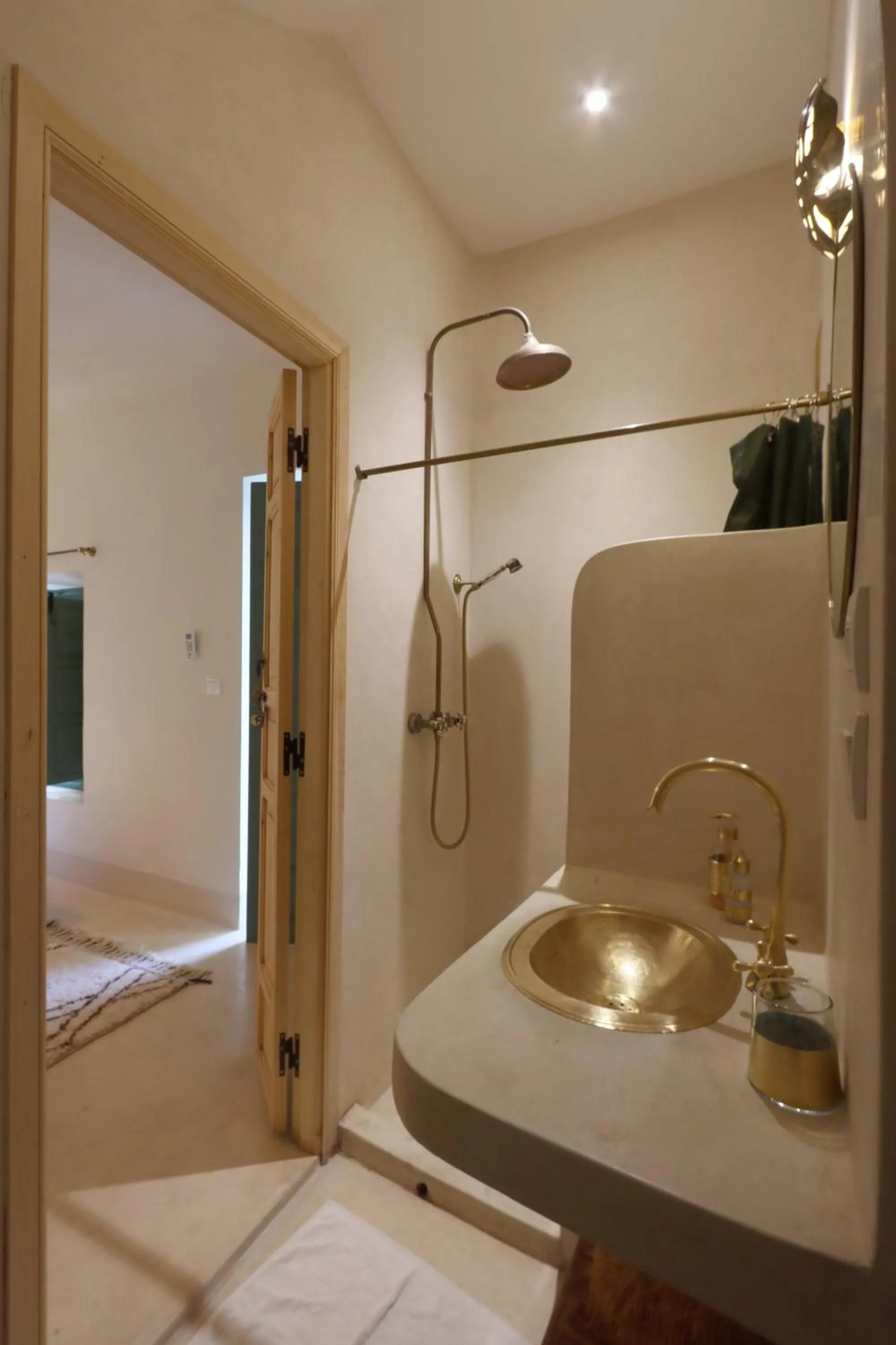 Shower in Riad NaaNaa Bed & Breakfast