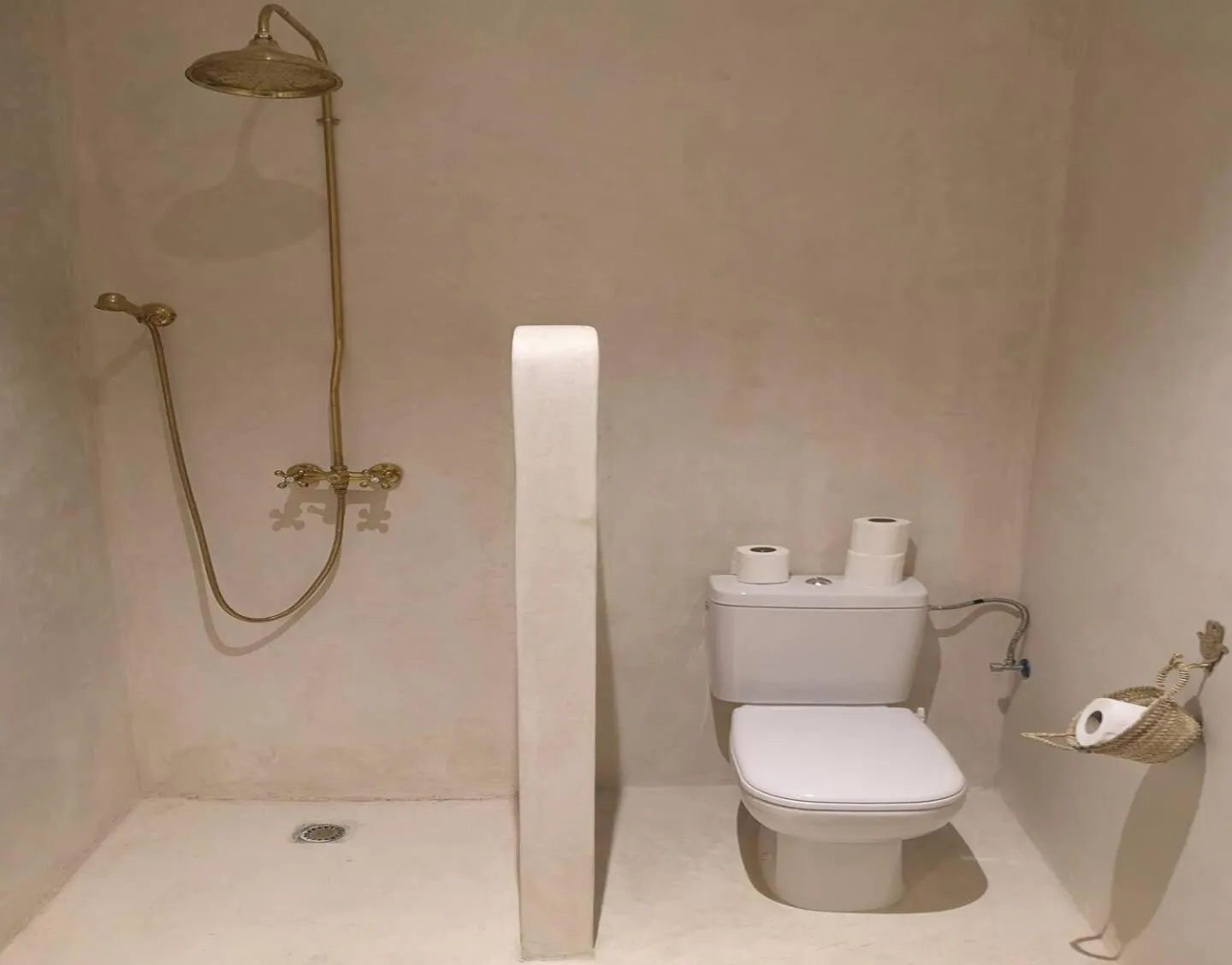 Shower in Riad NaaNaa Bed & Breakfast